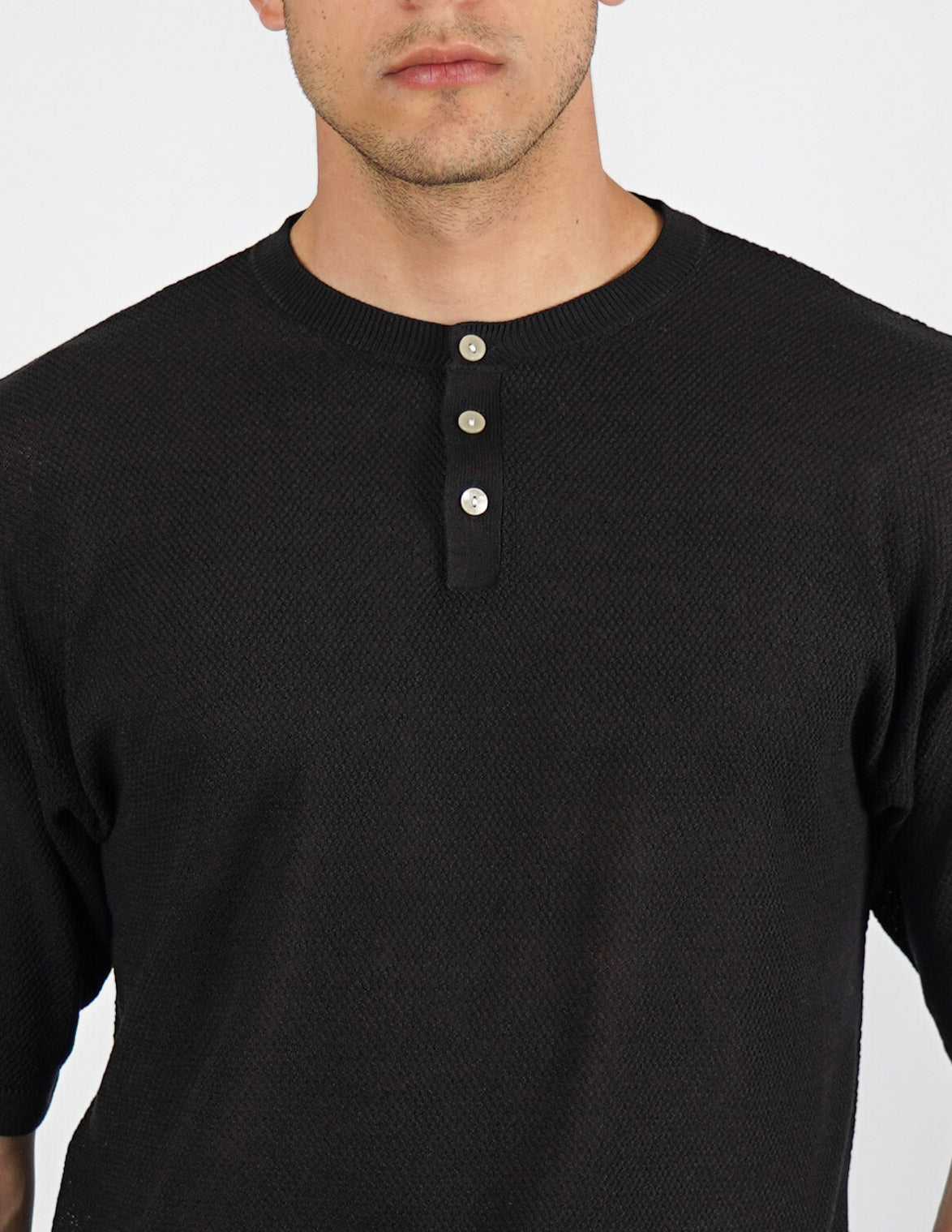 t-shirt in maglia con bottoni