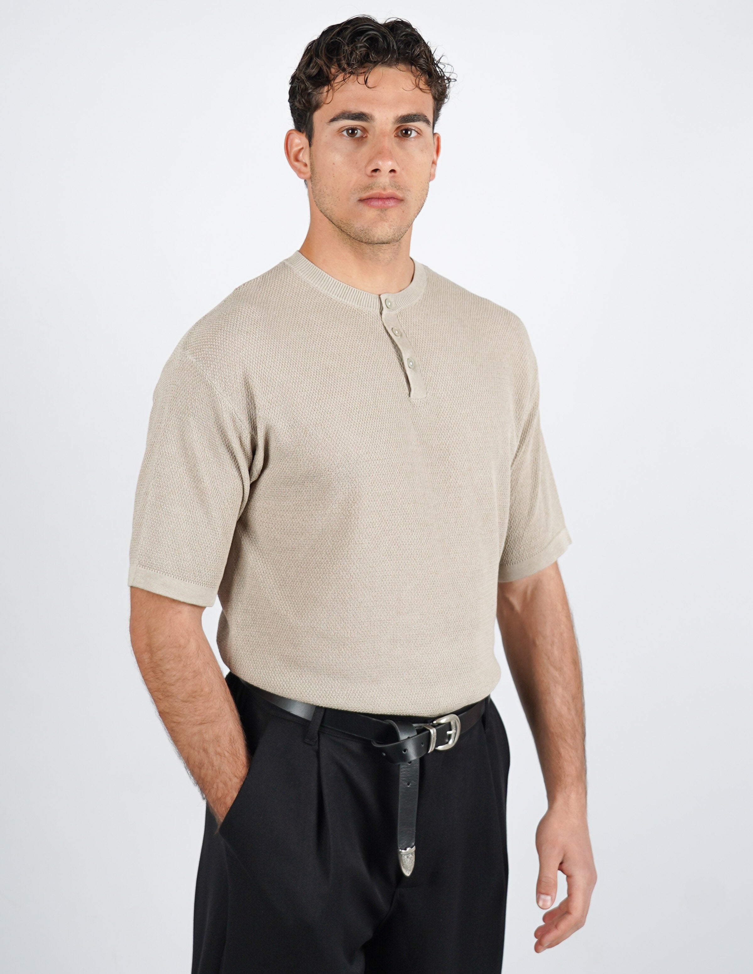 t-shirt in maglia con bottoni