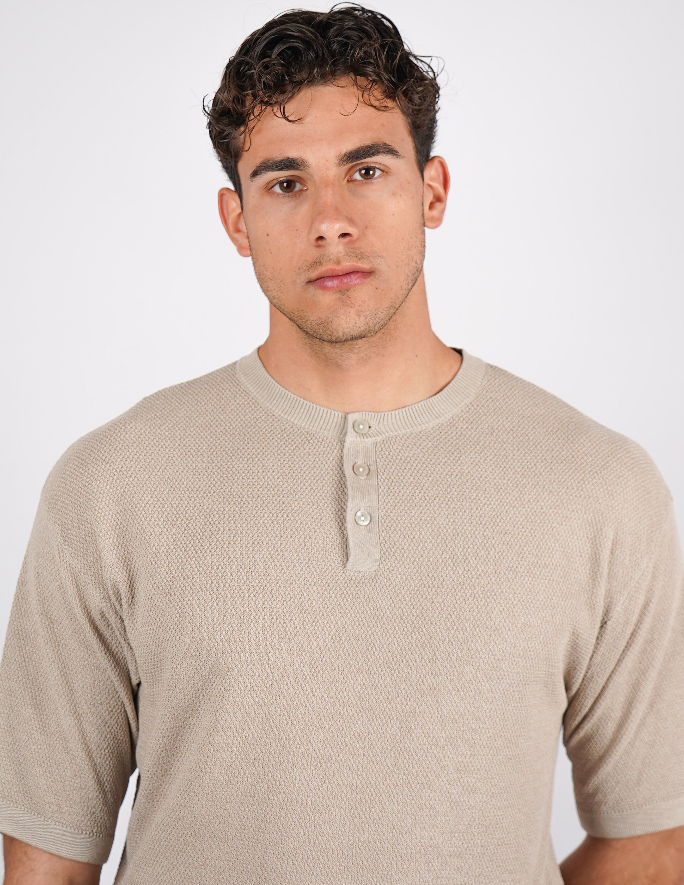 t-shirt in maglia con bottoni