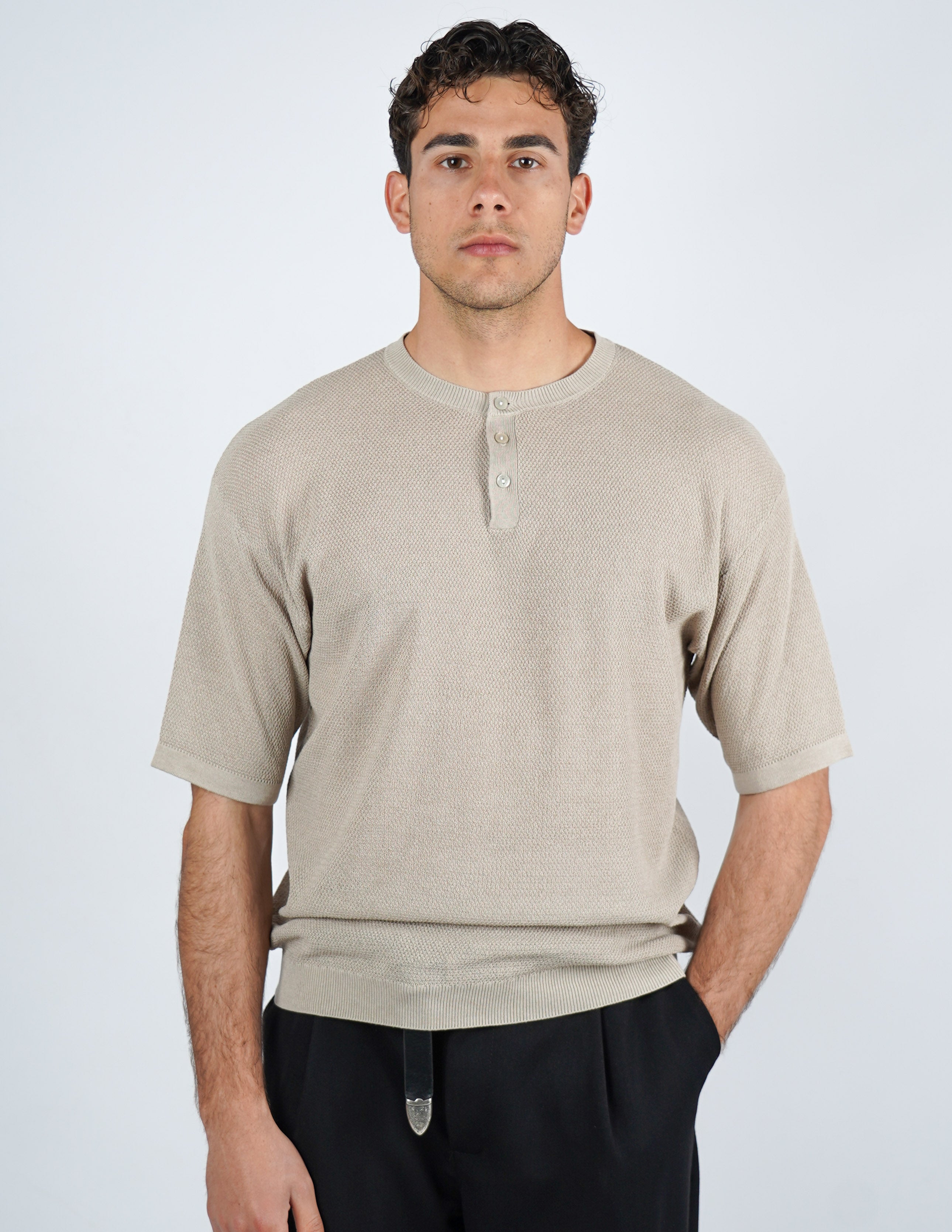 t-shirt in maglia con bottoni