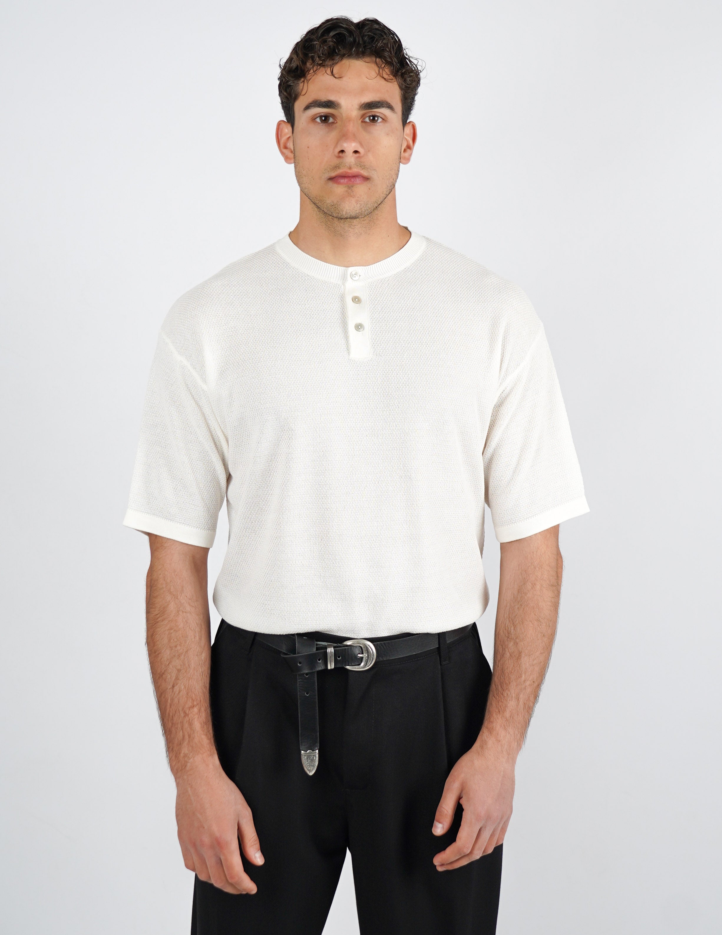 t-shirt in maglia con bottoni