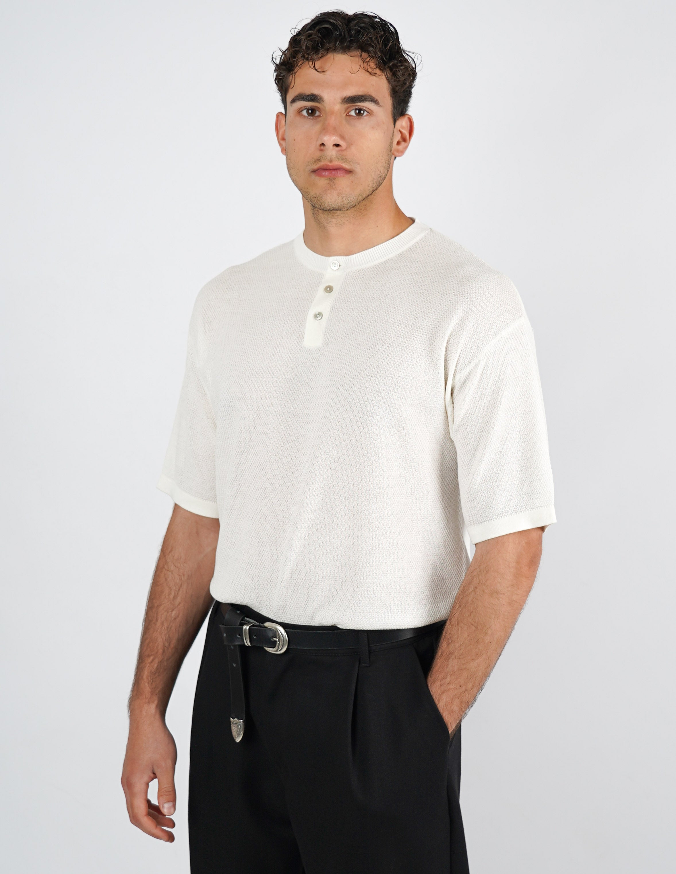 t-shirt in maglia con bottoni
