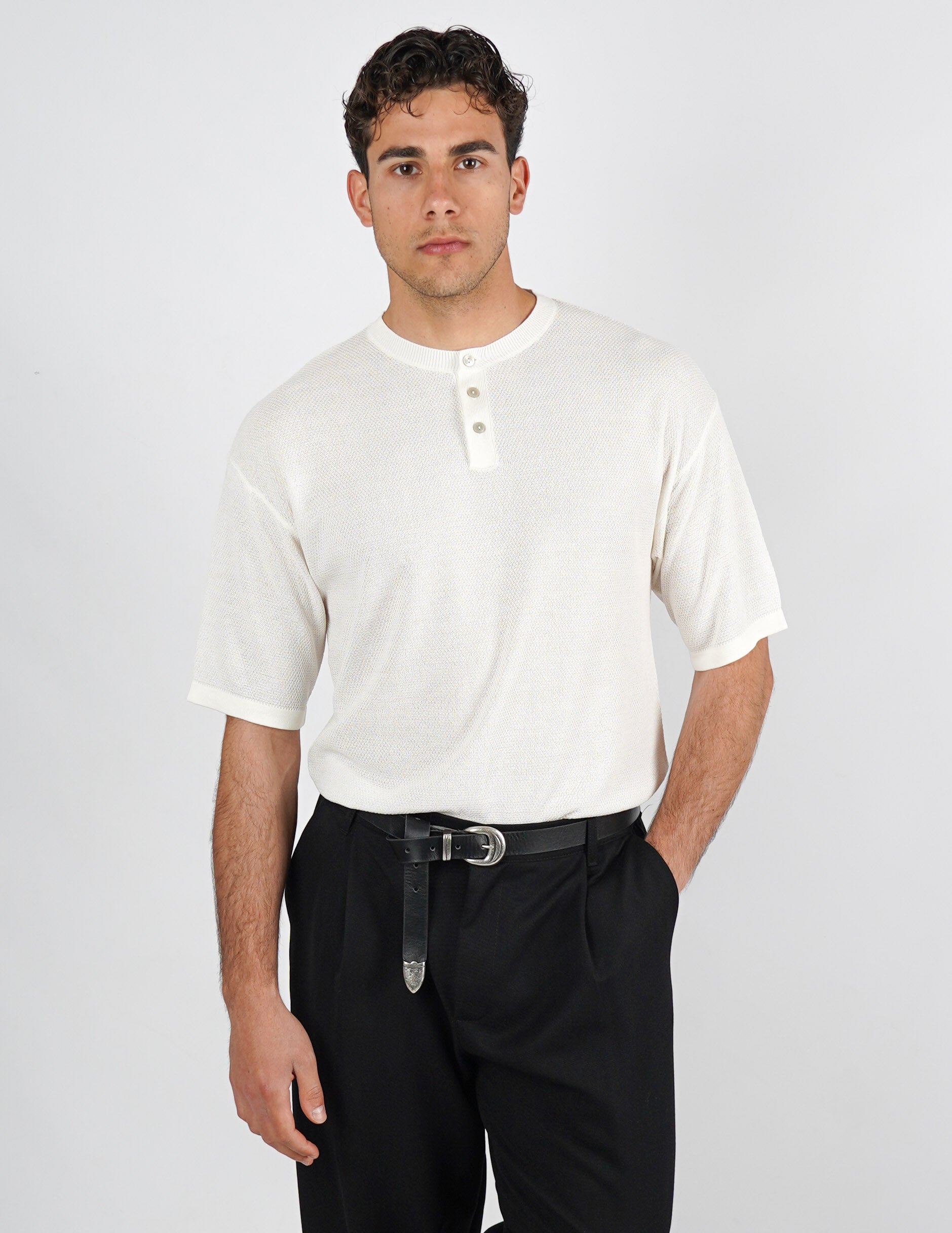 t-shirt in maglia con bottoni
