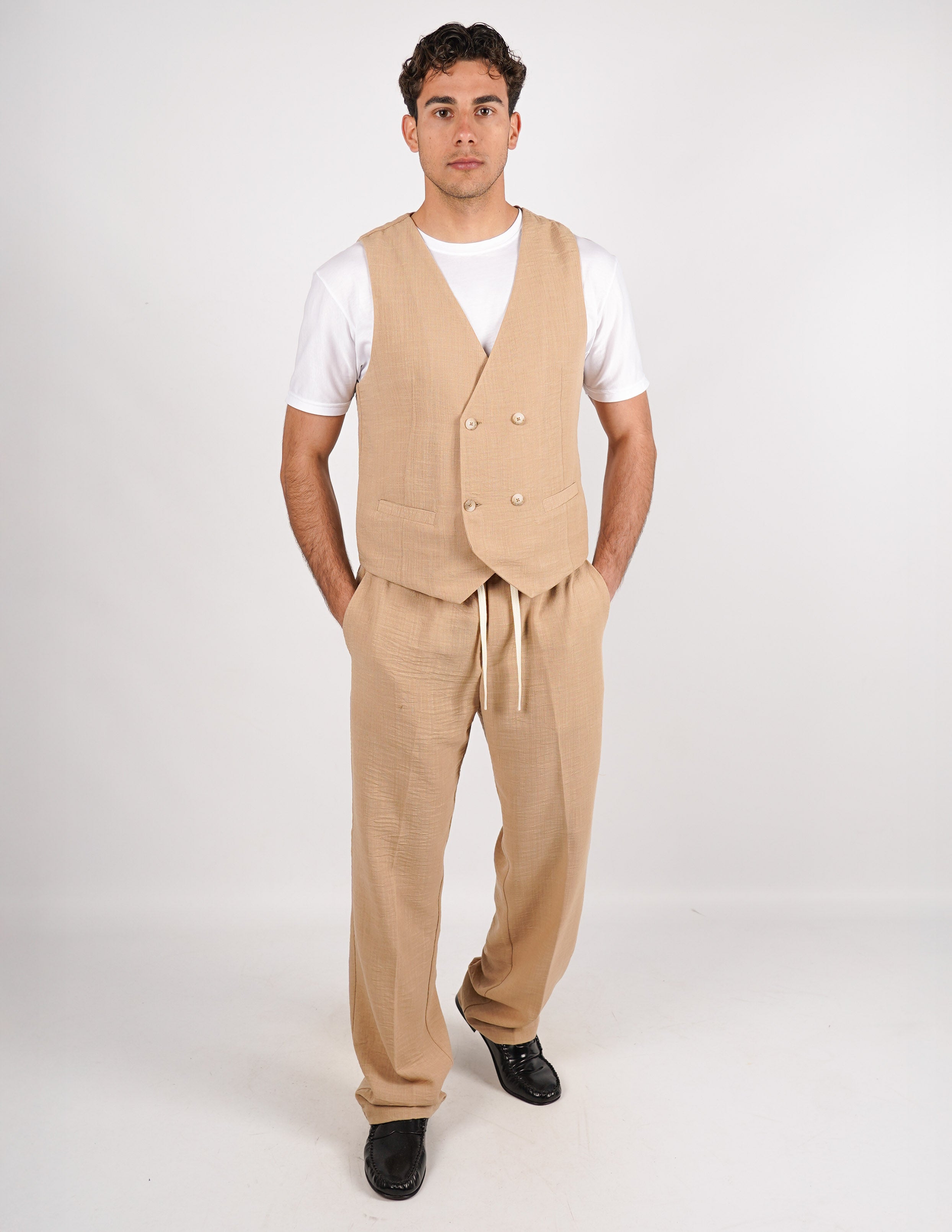 abito con gilet doppiopetto e pantalone morbido