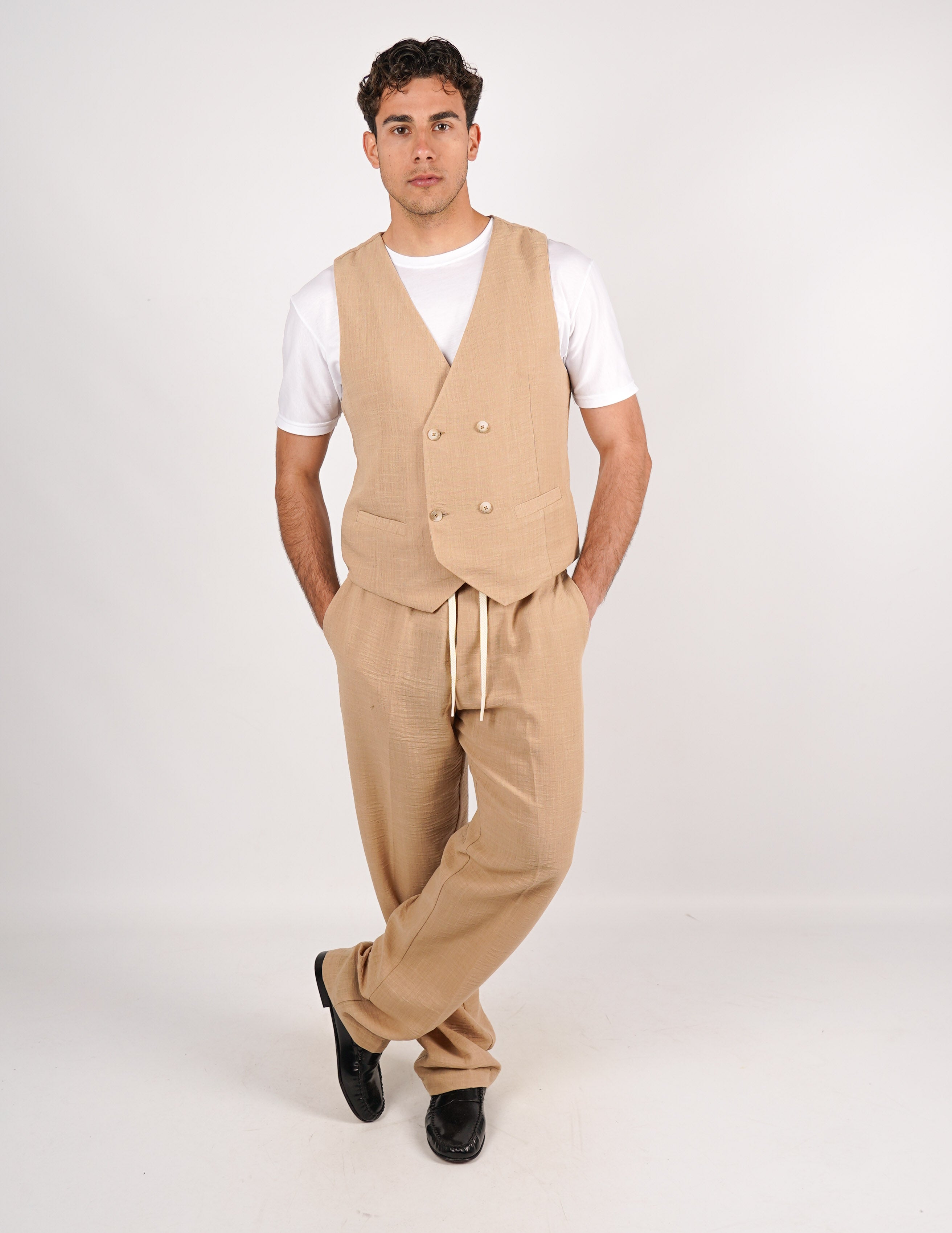 abito con gilet doppiopetto e pantalone morbido