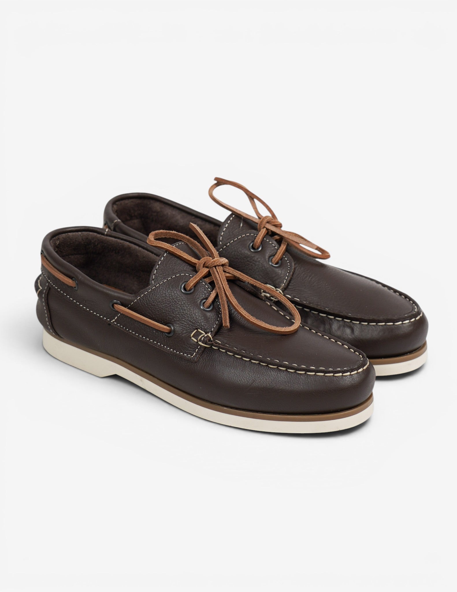 scarpa allacciata con profilo