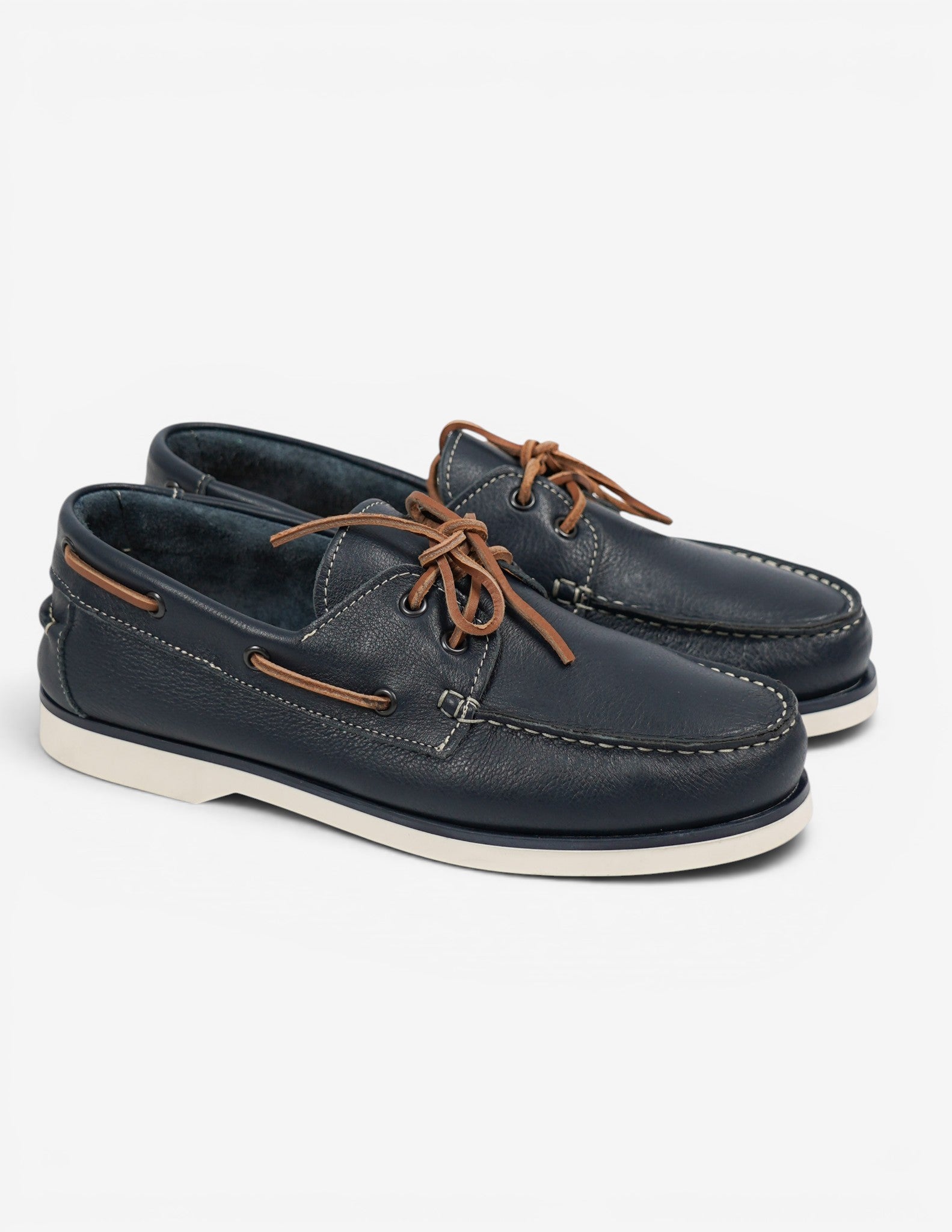 scarpa allacciata con profilo