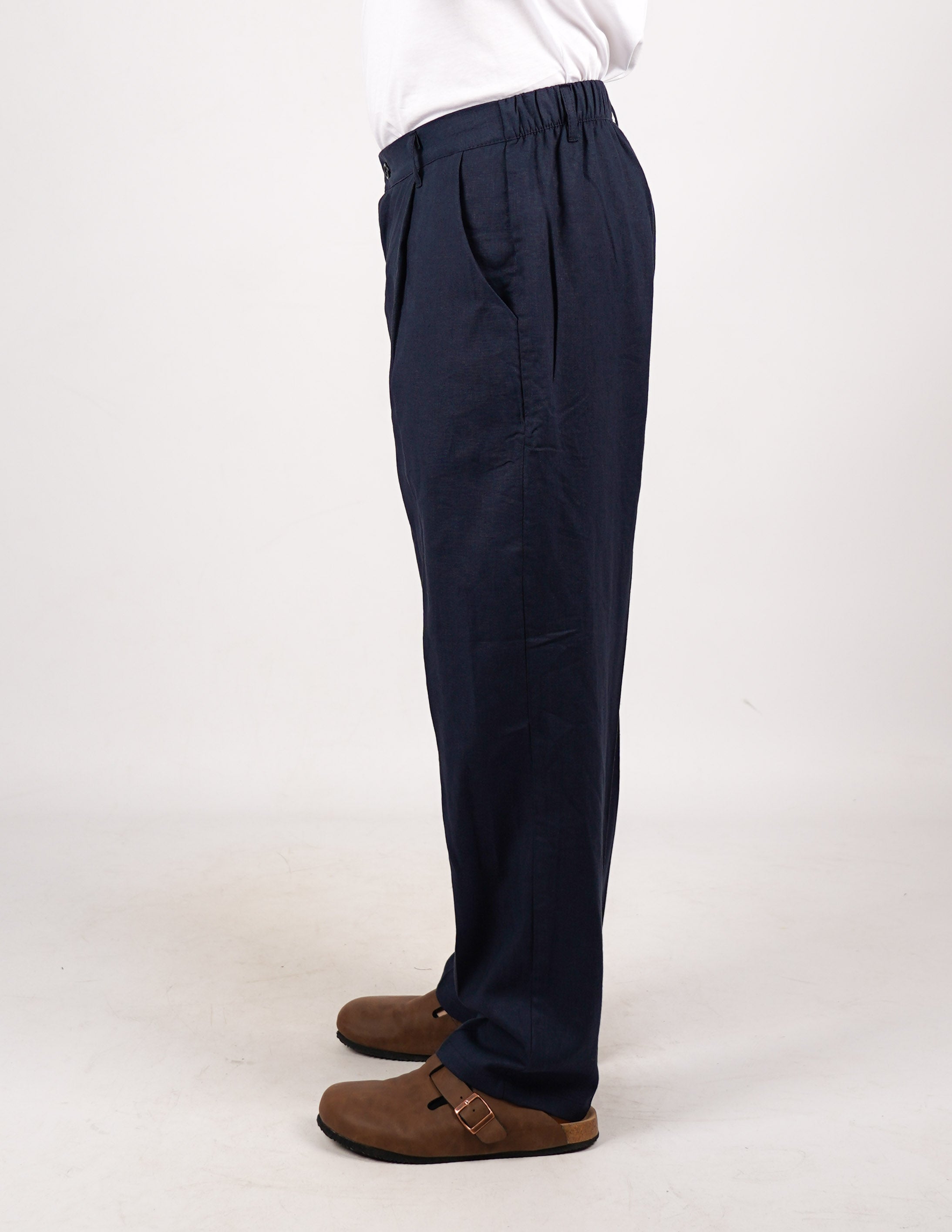 pantalone comodo con pence in lino