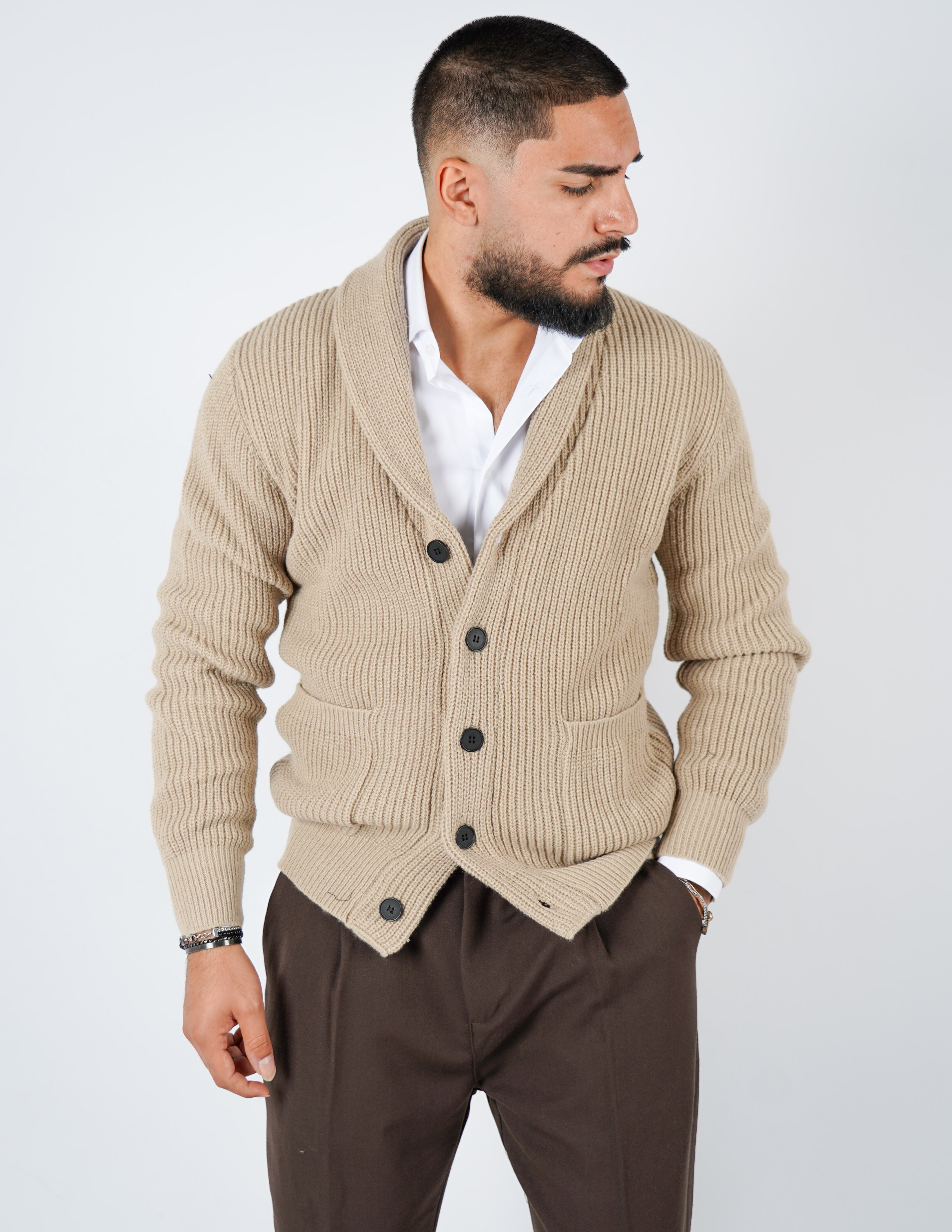 Cardigan in lana con collo