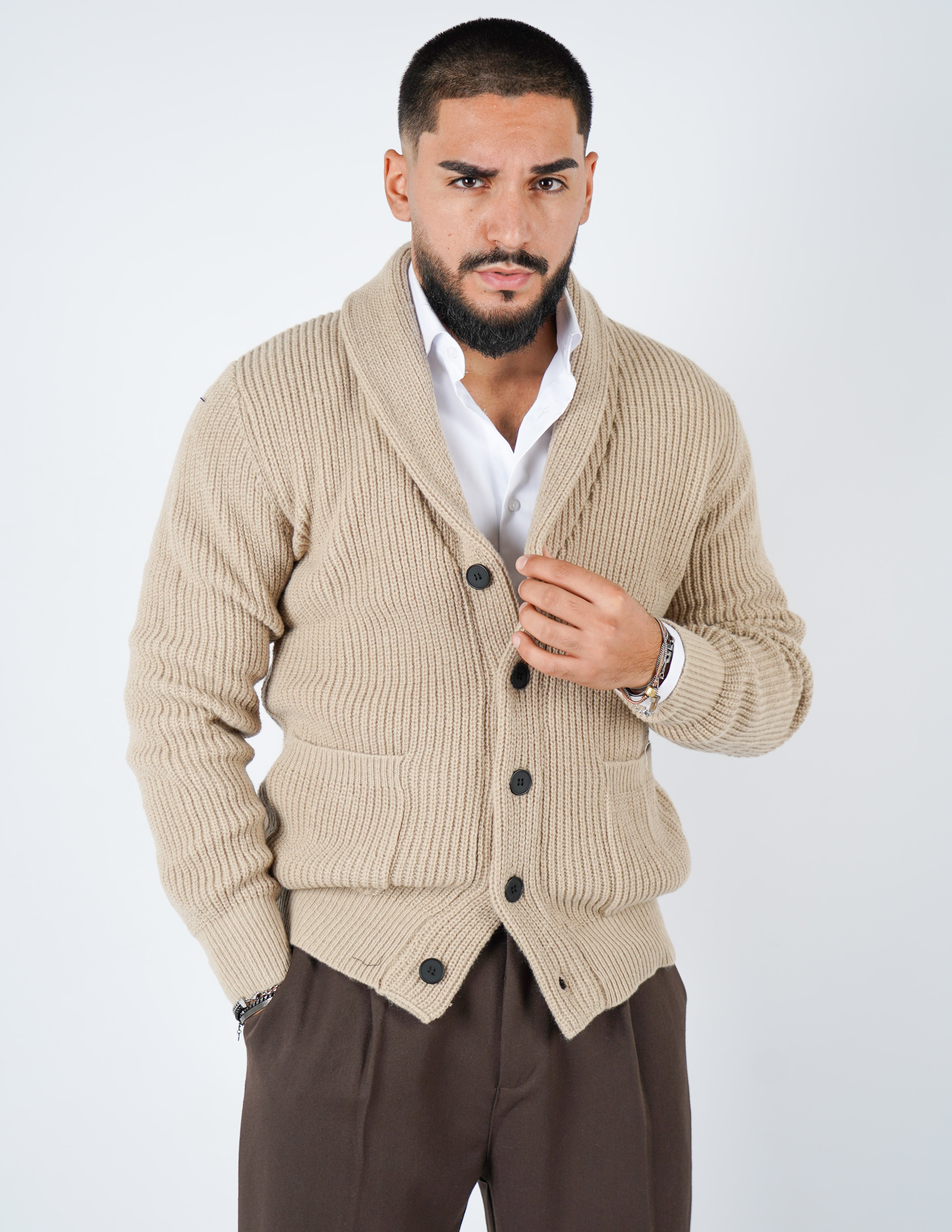 Cardigan in lana con collo