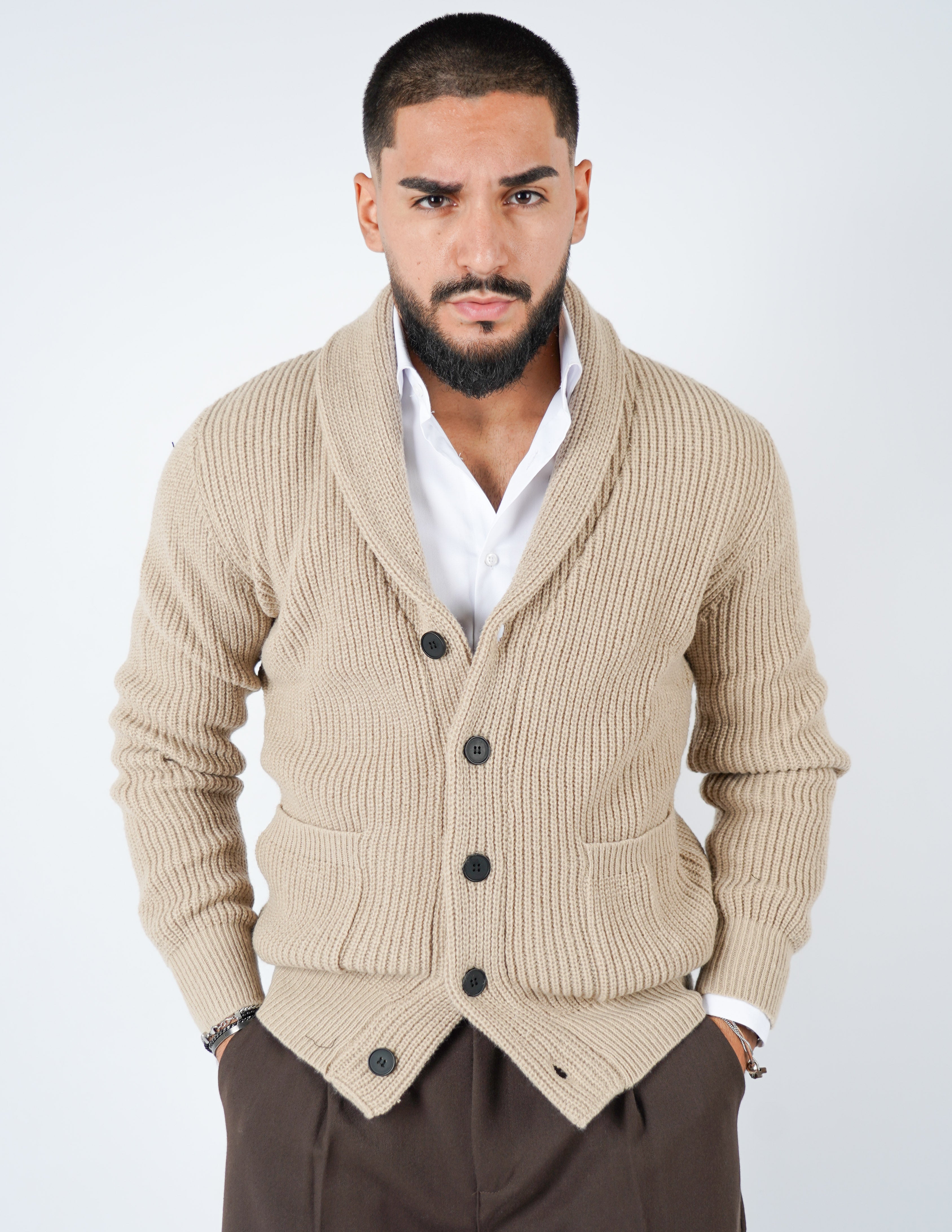 Cardigan in lana con collo