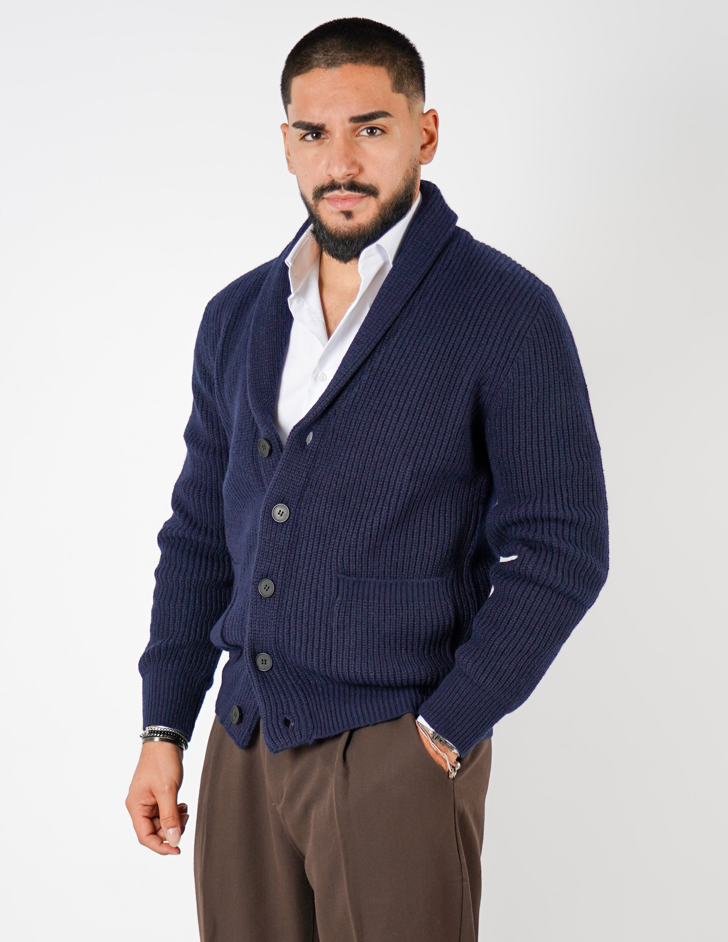 Cardigan in lana con collo