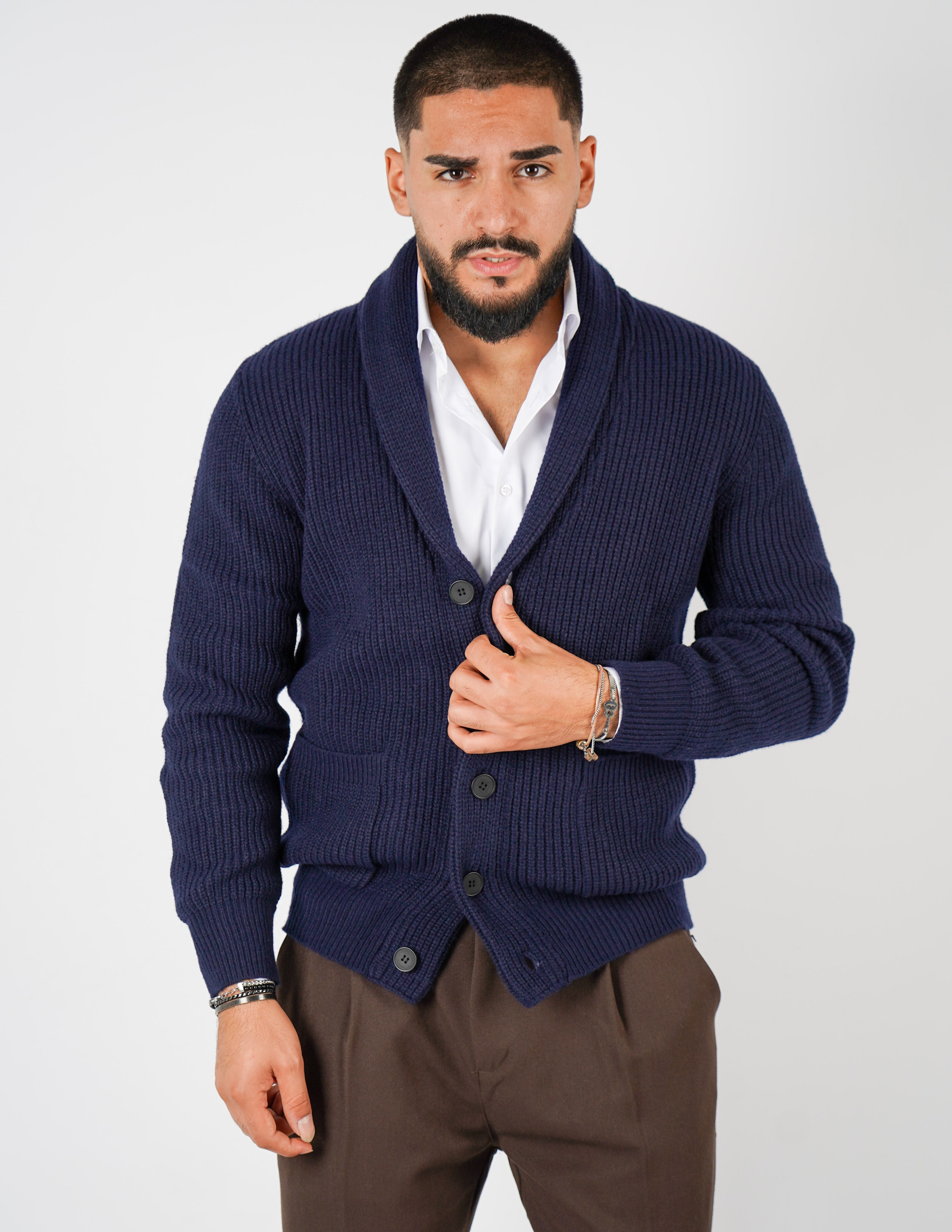 Cardigan in lana con collo