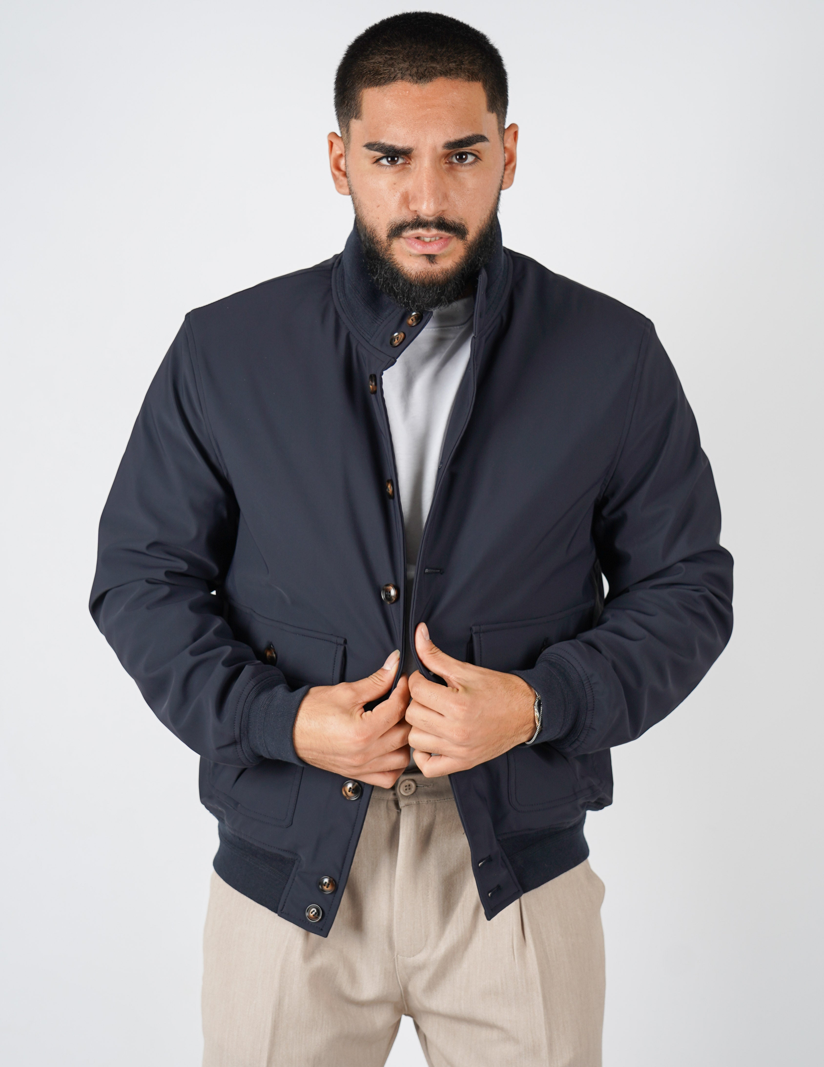 Giubbino con collo in tessuto tecnico