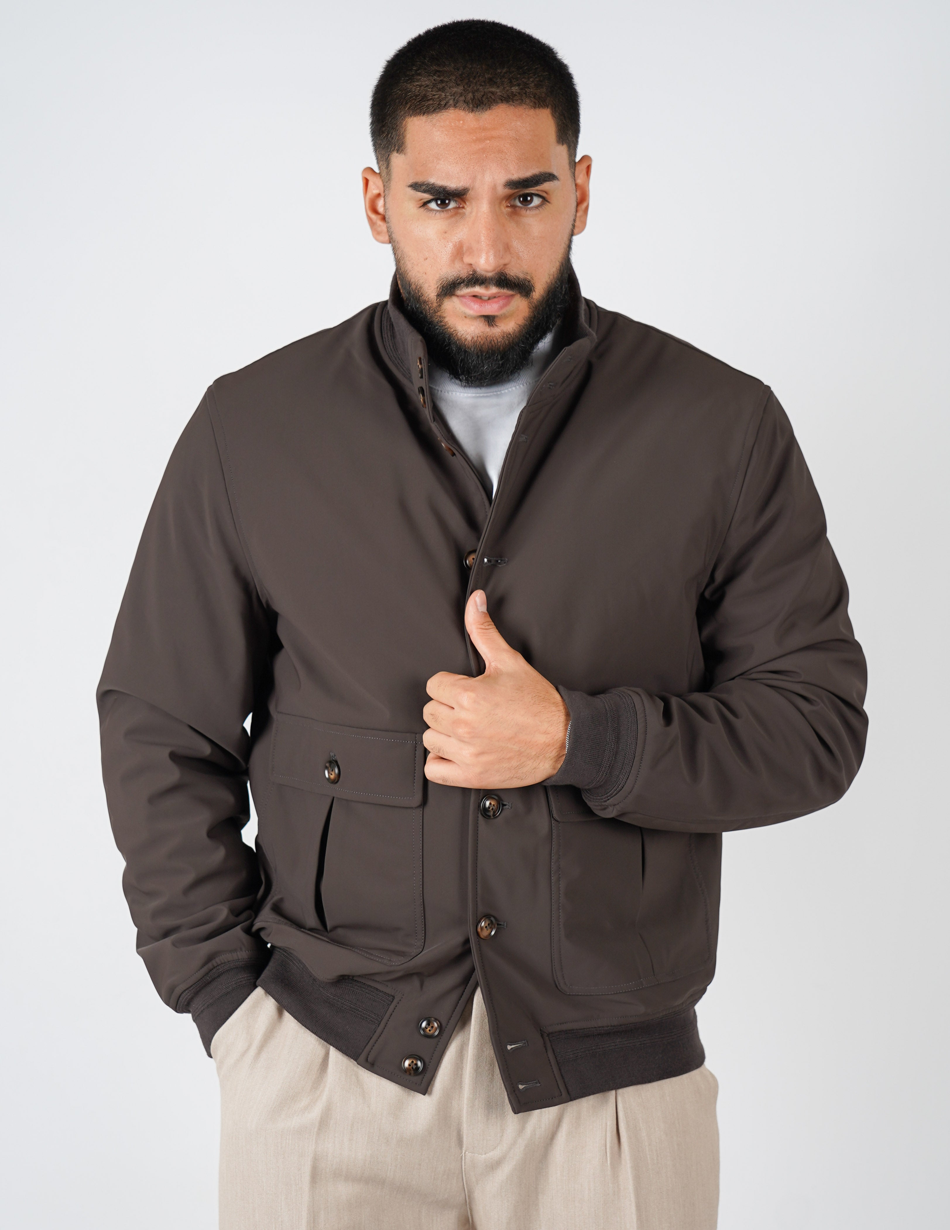 Giubbino con collo in tessuto tecnico