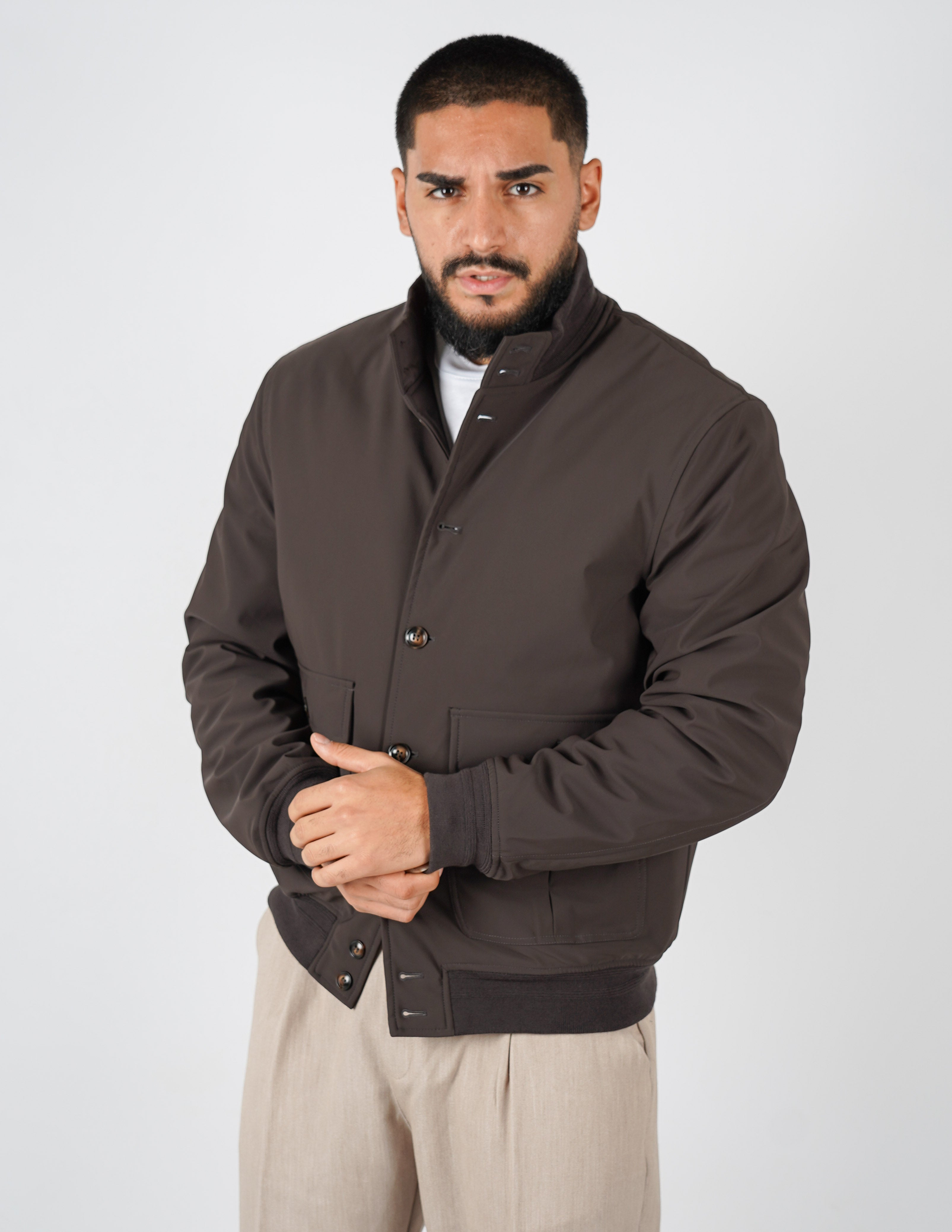 Giubbino con collo in tessuto tecnico