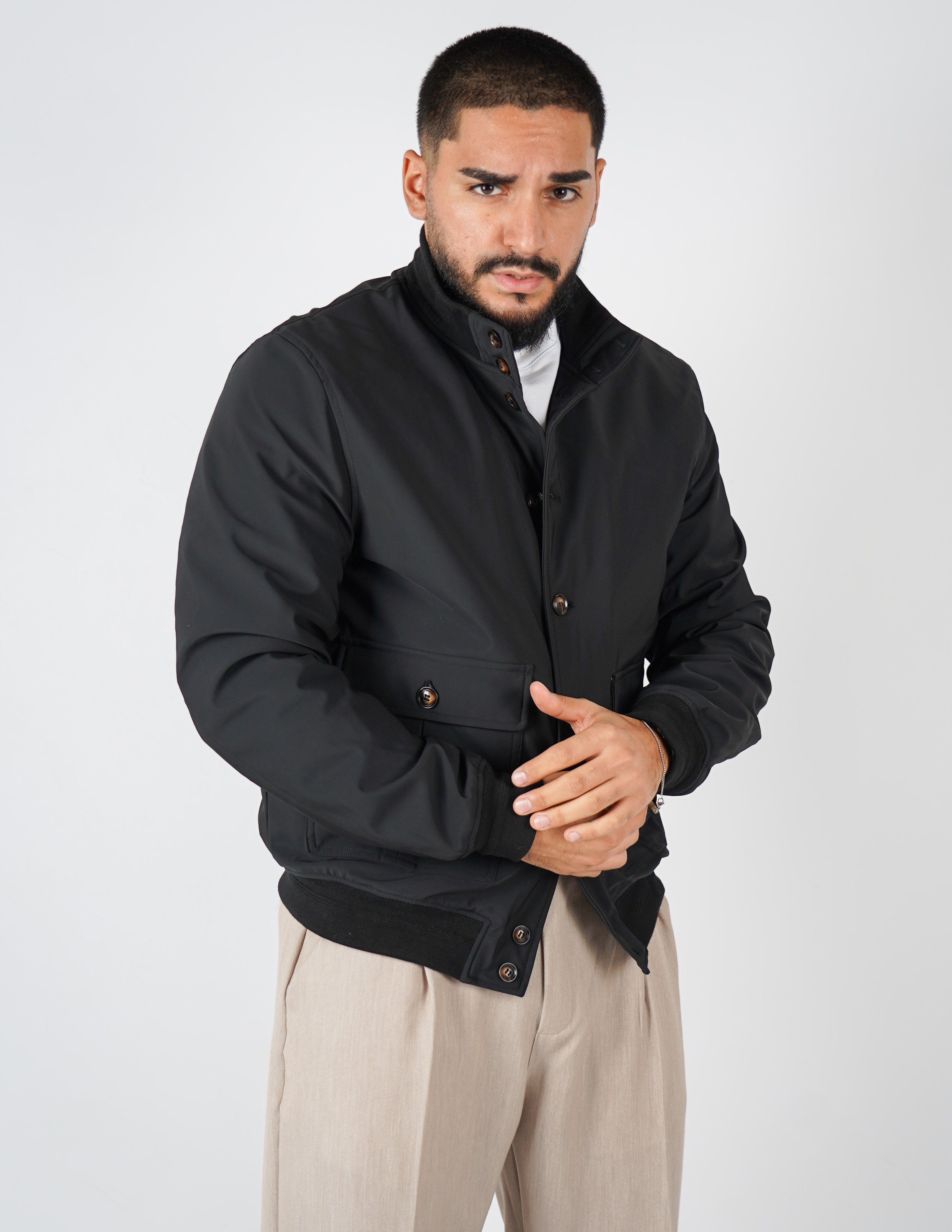 Giubbino con collo in tessuto tecnico