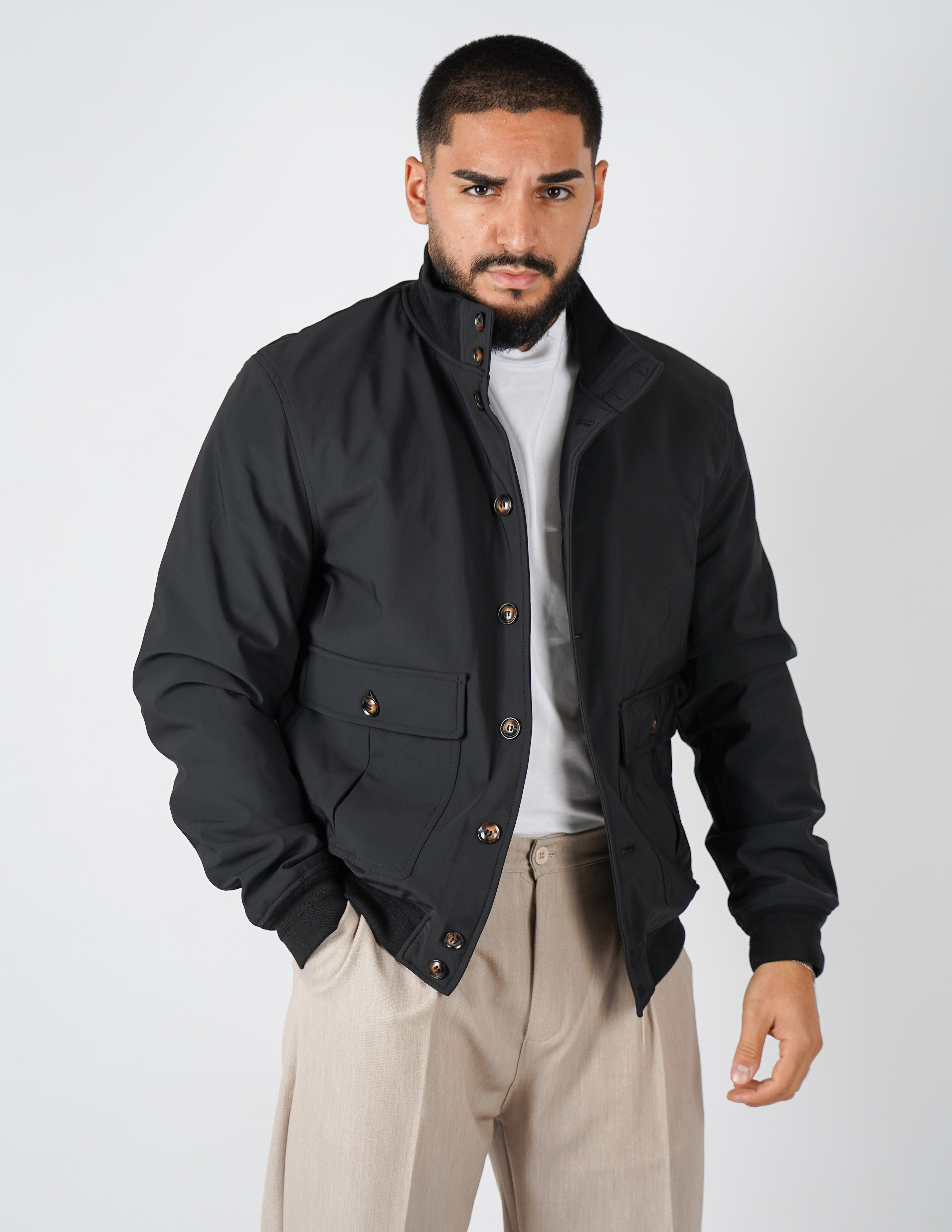 Giubbino con collo in tessuto tecnico