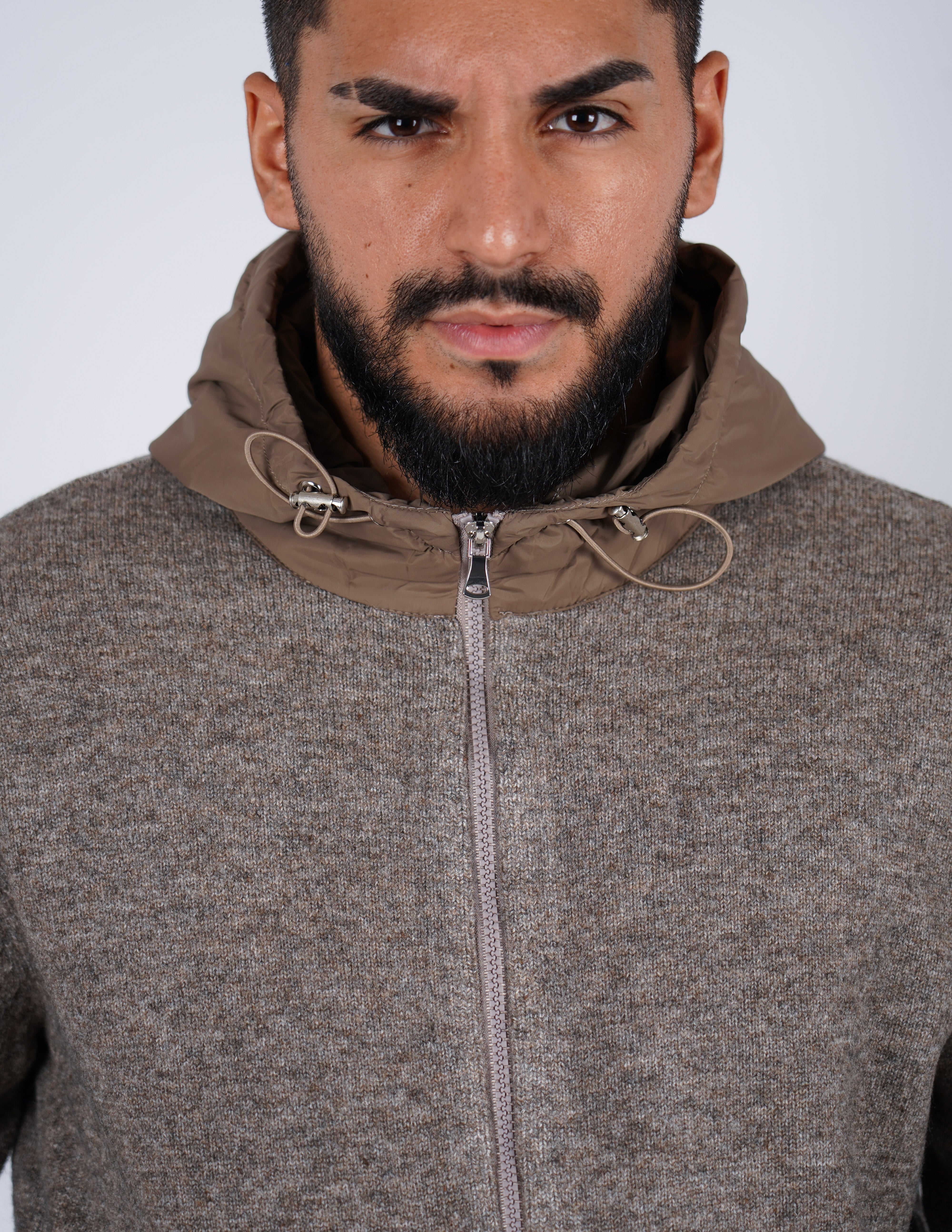 Cardigan con cappuccio tecnico