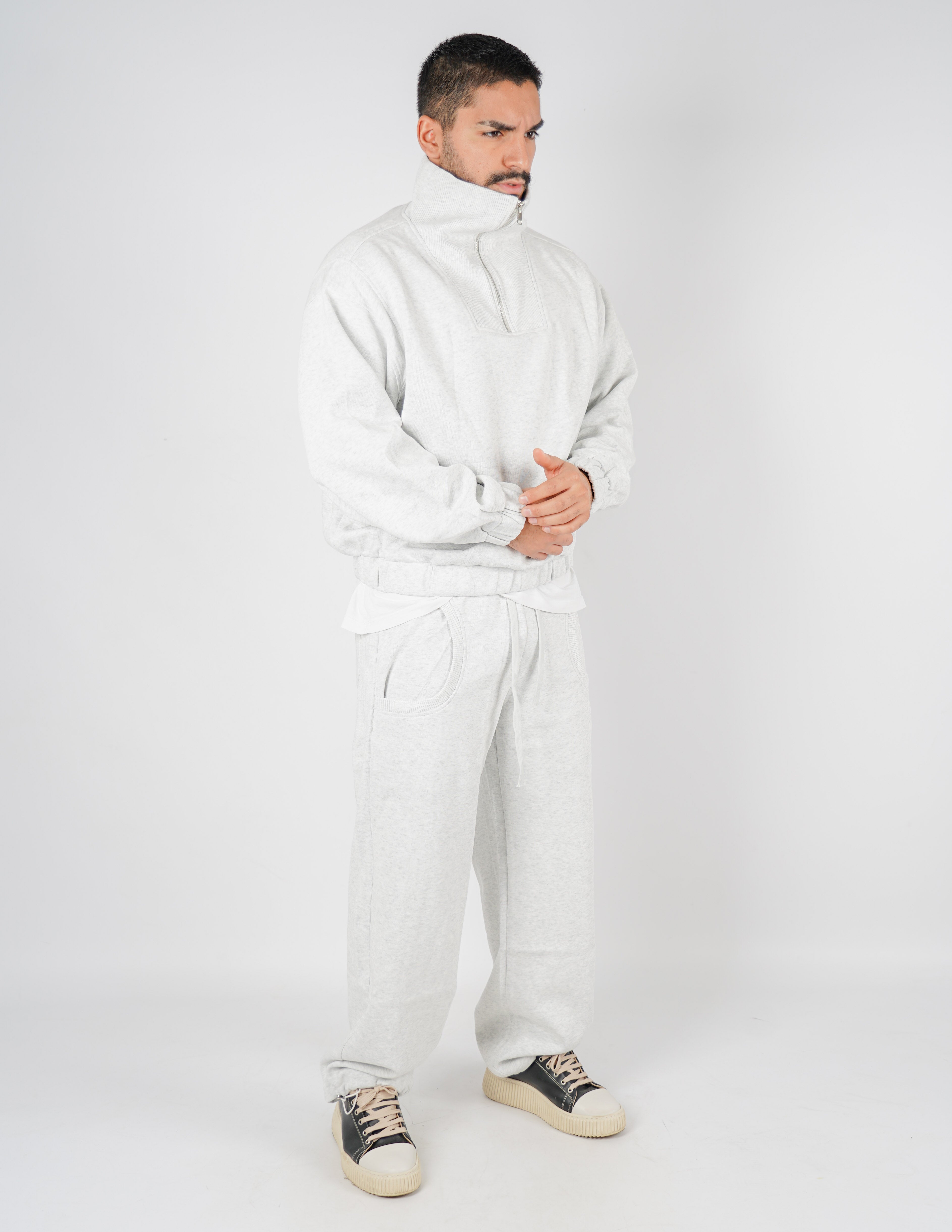 TUTA CON FELPA CROP E PANTALONE CON STRINGENTI