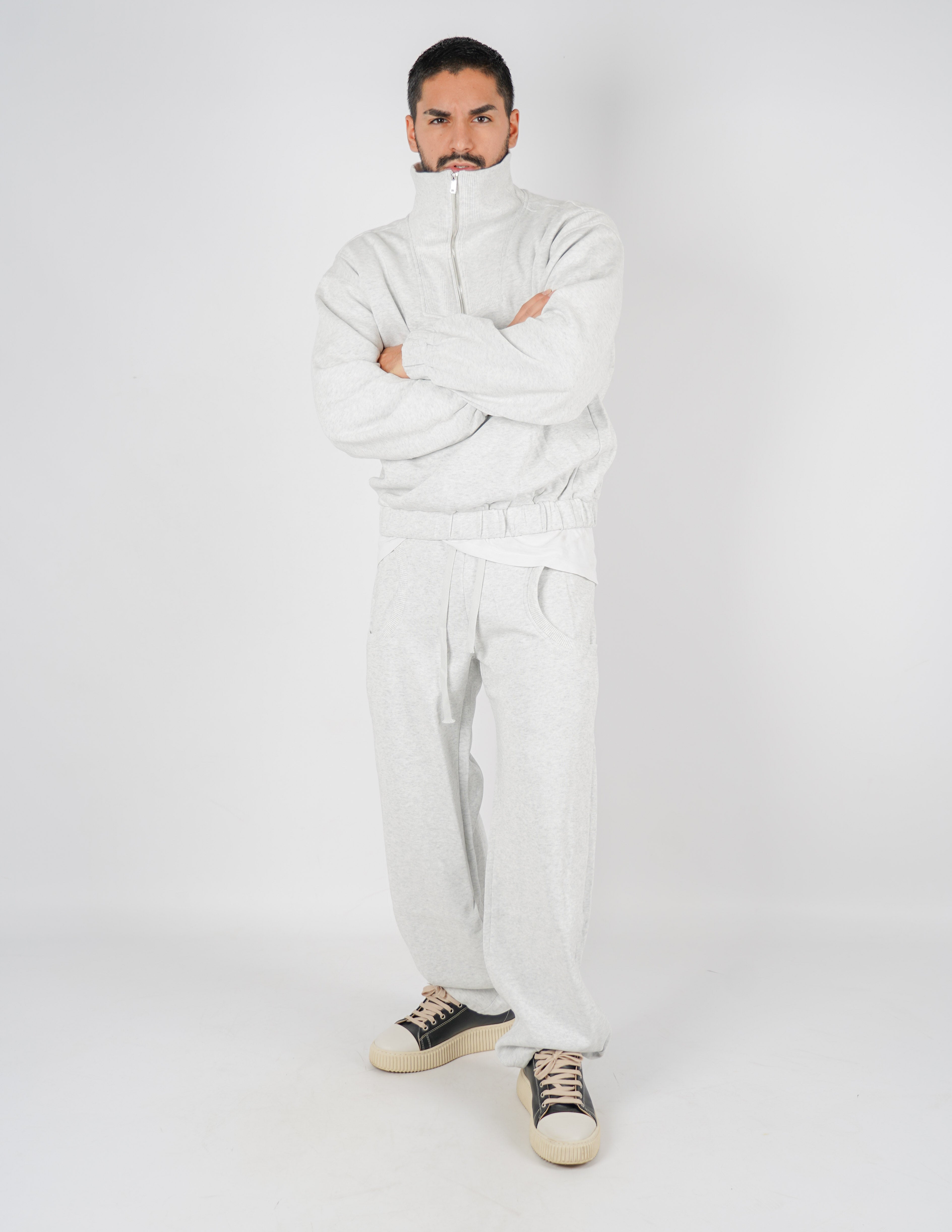 TUTA CON FELPA CROP E PANTALONE CON STRINGENTI