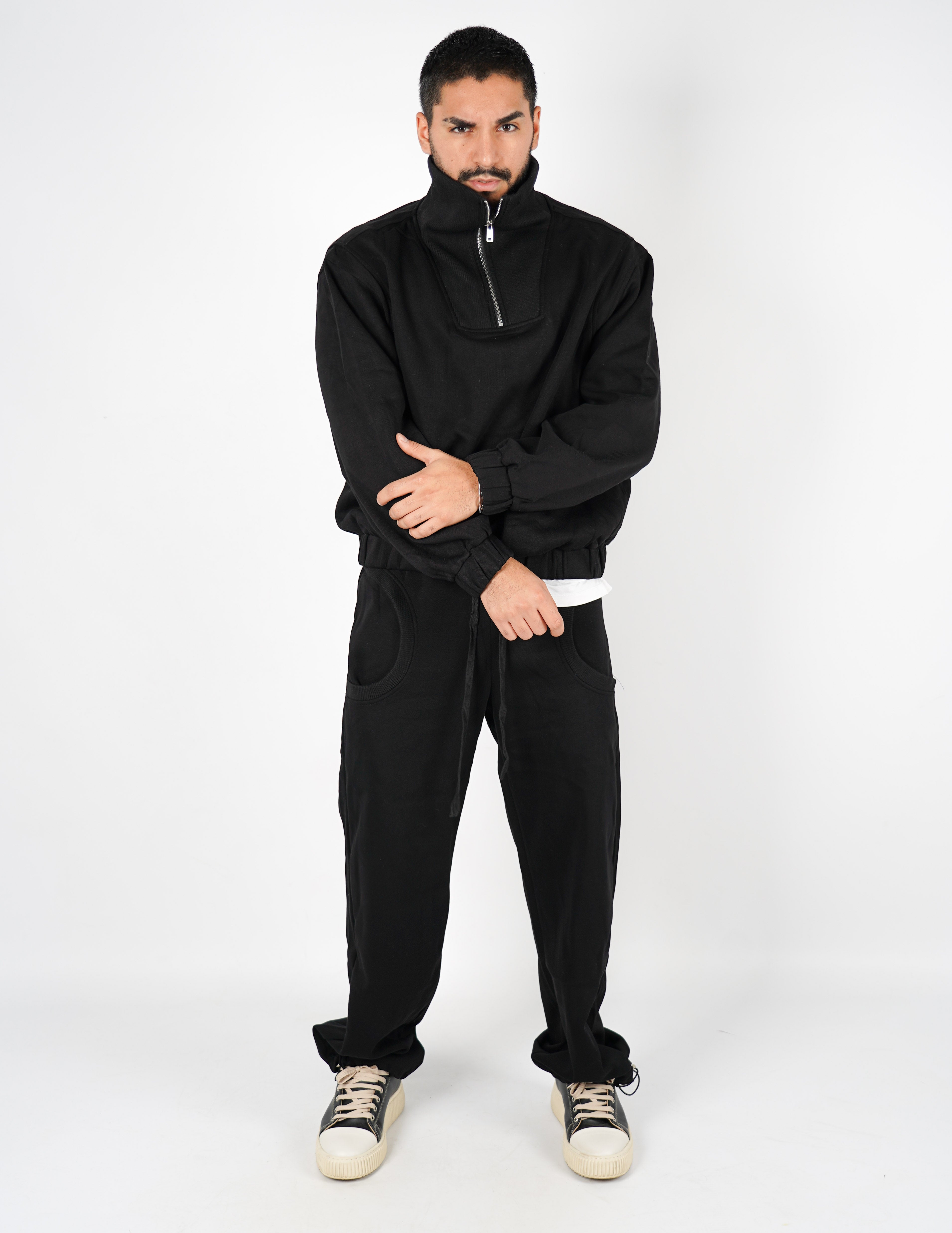 TUTA CON FELPA CROP E PANTALONE CON STRINGENTI