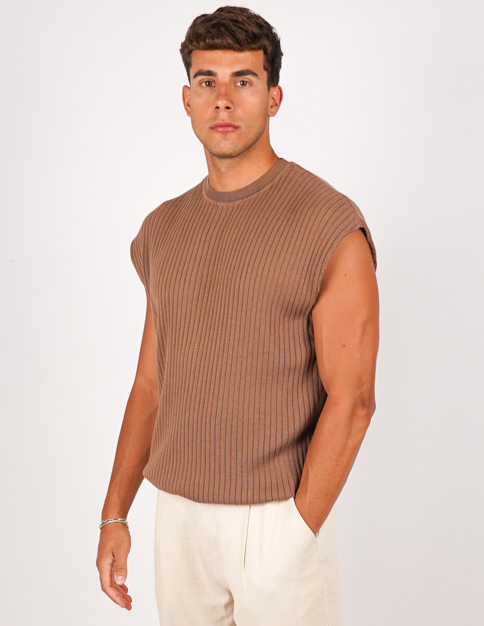maglia in filo smanicata strutturata