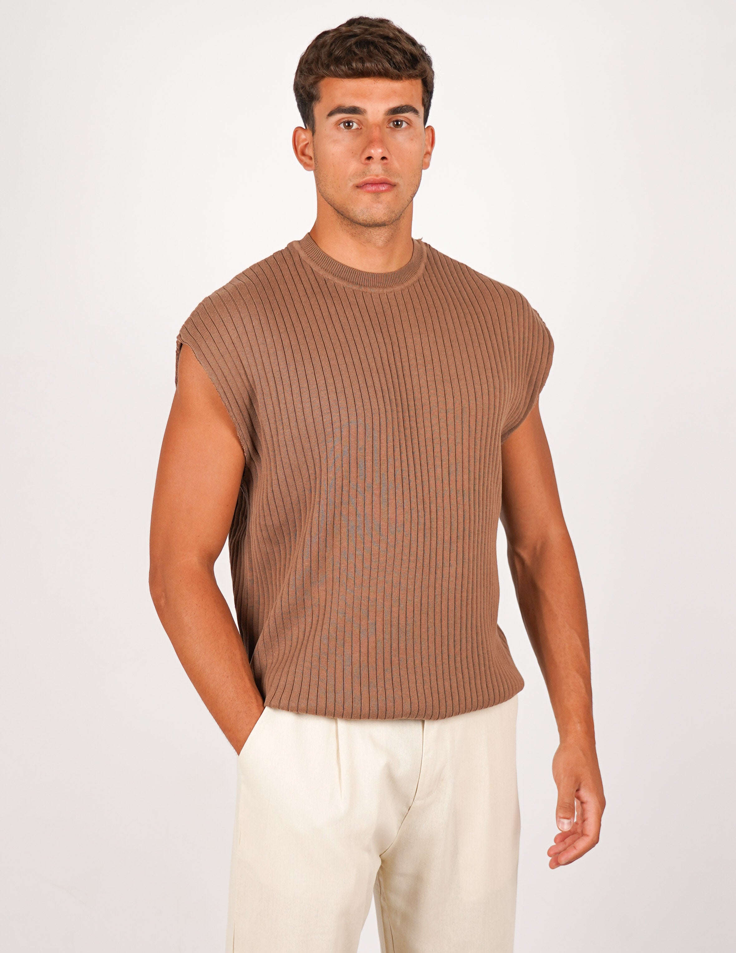 maglia in filo smanicata strutturata