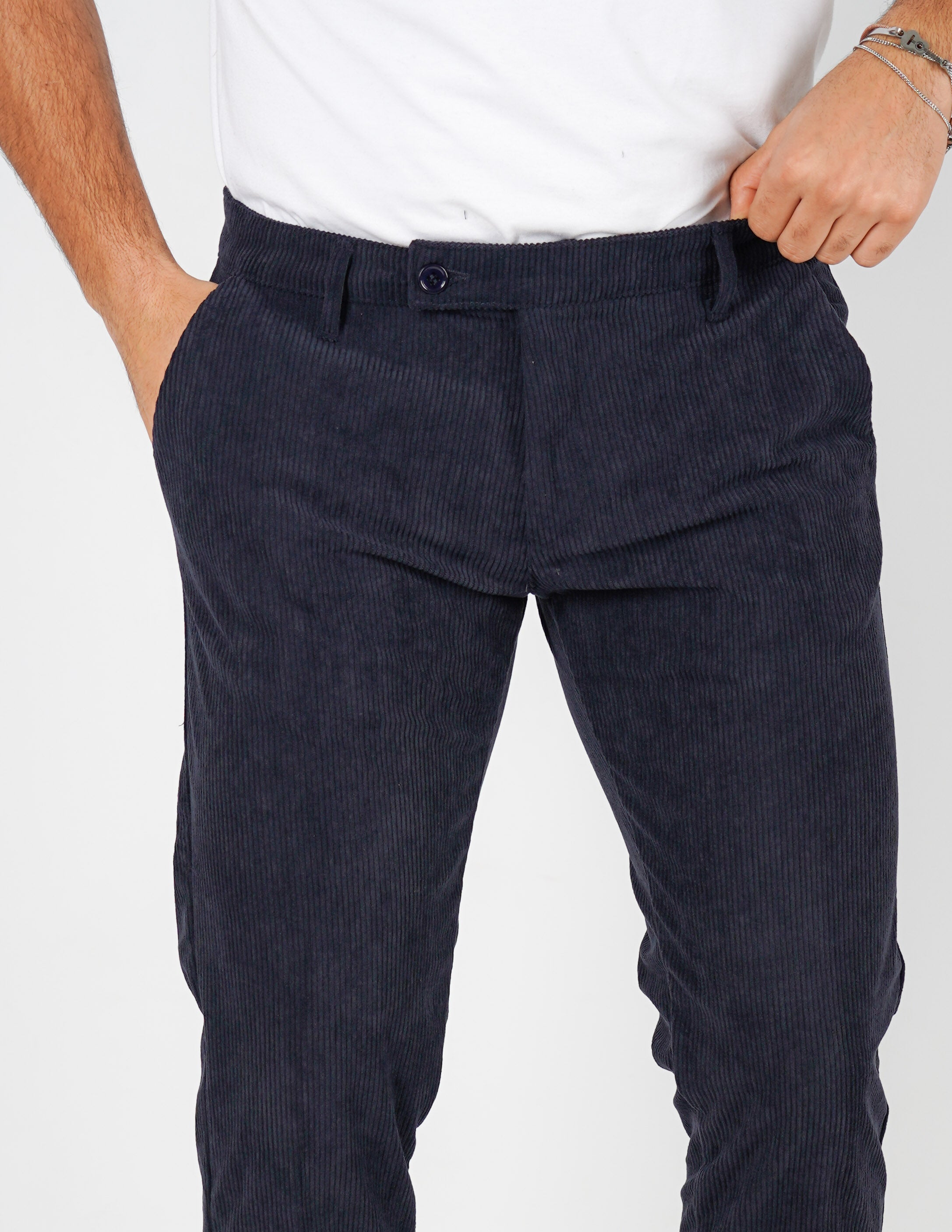 Pantalone in velluto con abbottonatura allungata