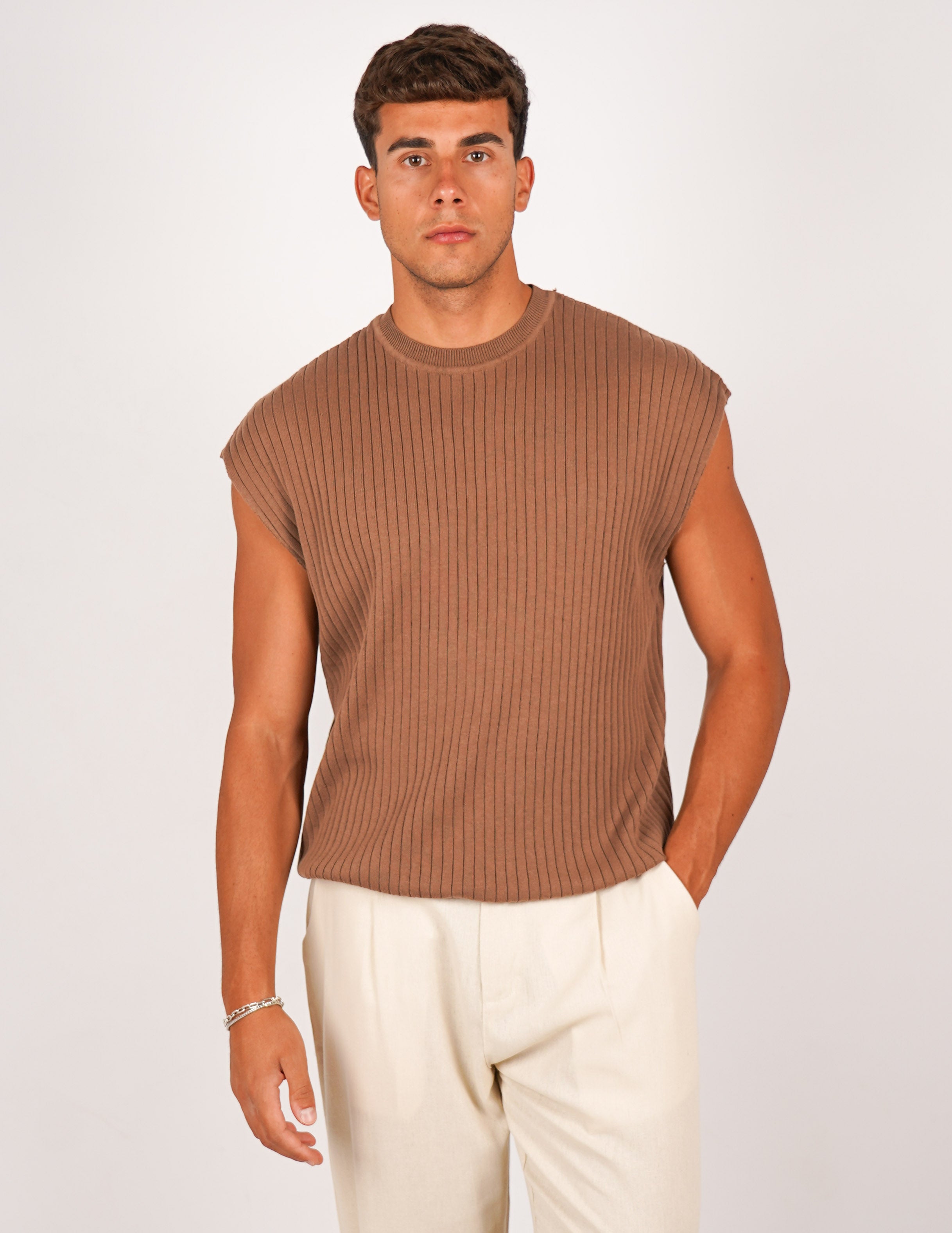 maglia in filo smanicata strutturata