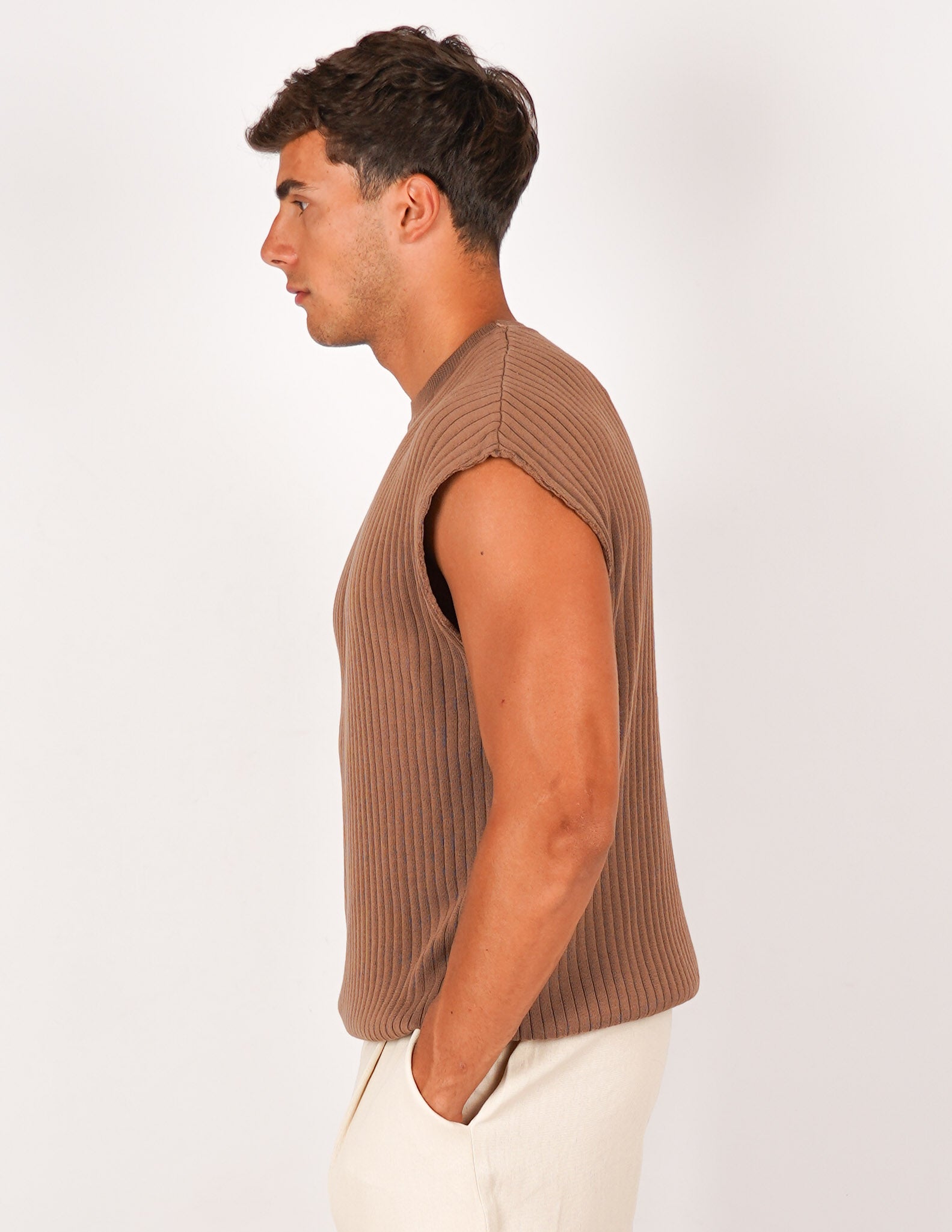 maglia in filo smanicata strutturata