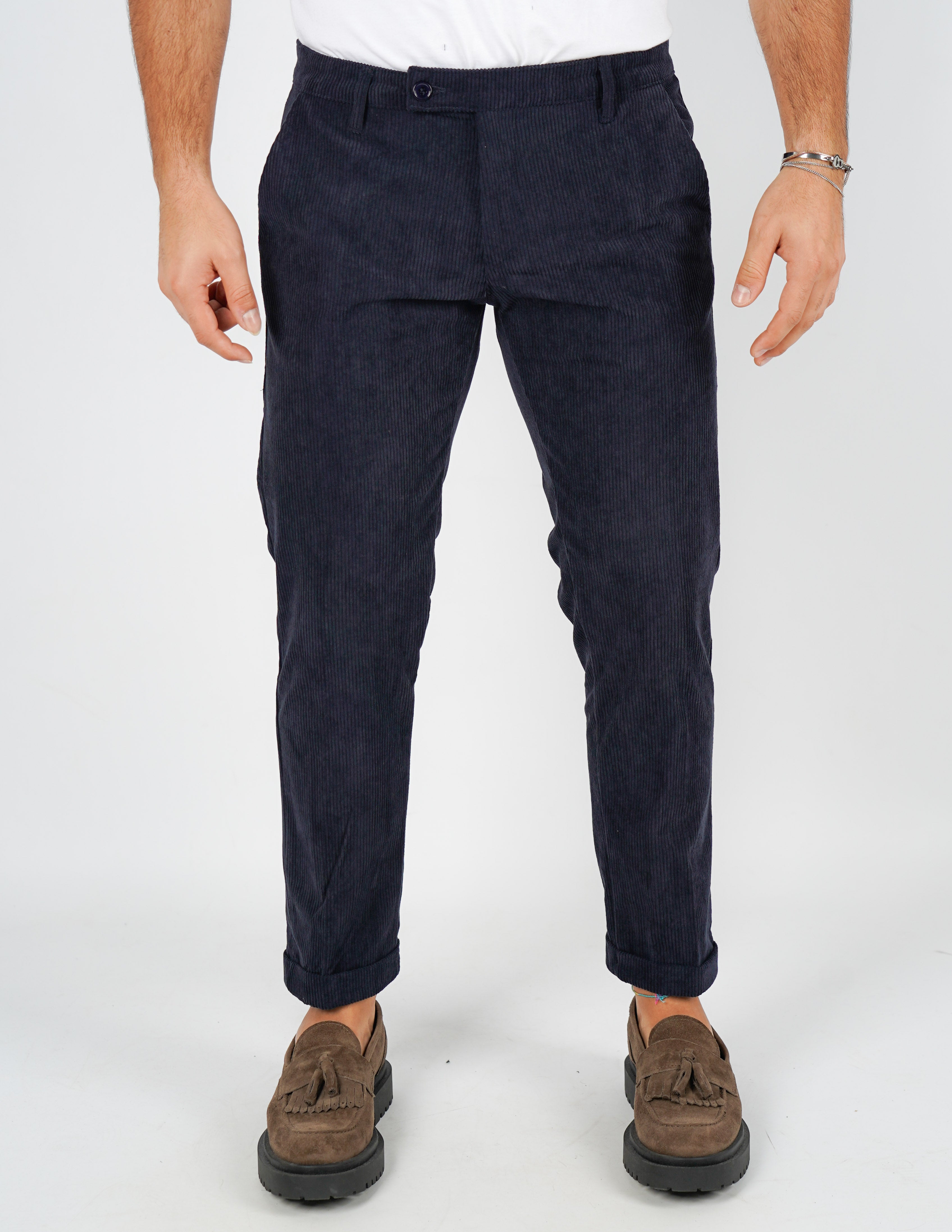 Pantalone in velluto con abbottonatura allungata