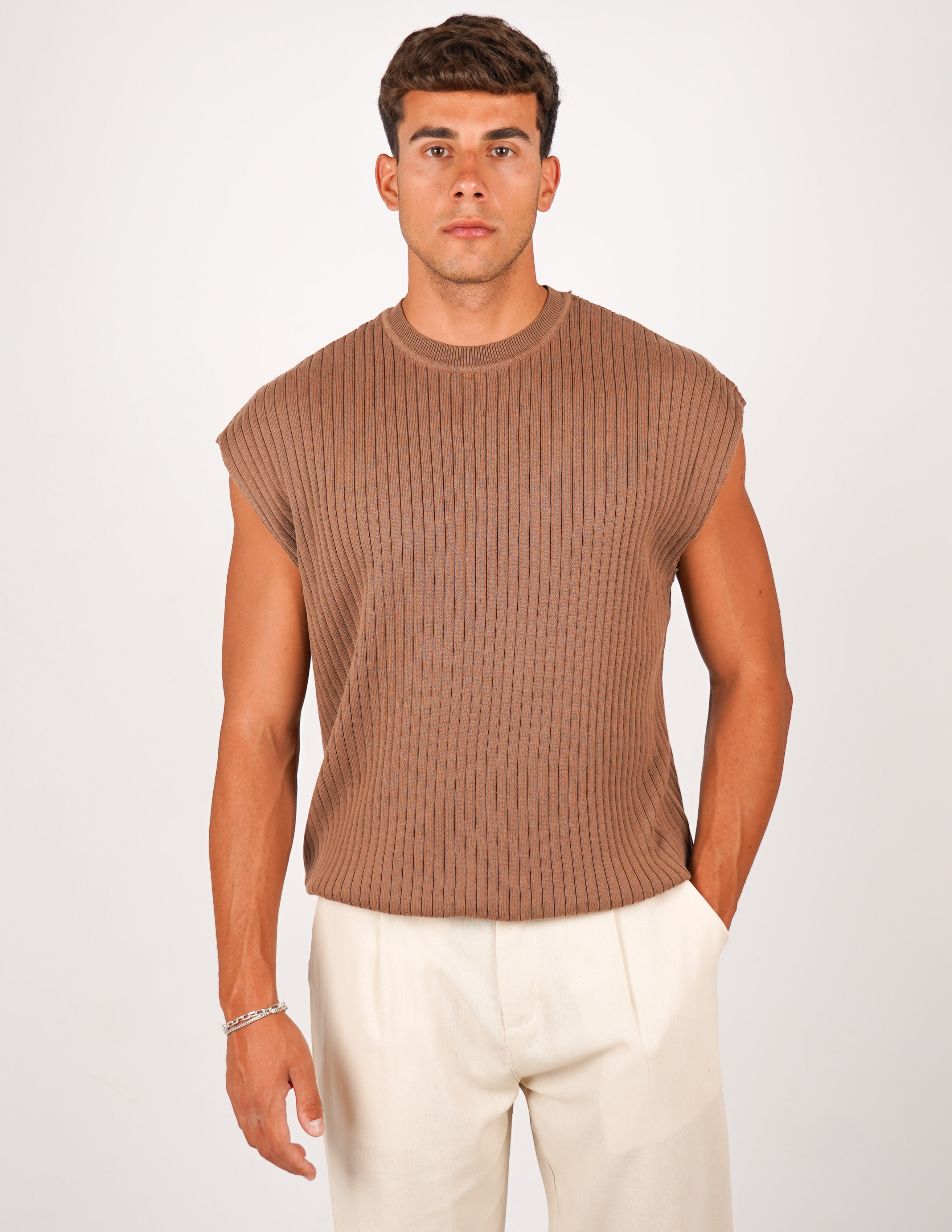 maglia in filo smanicata strutturata