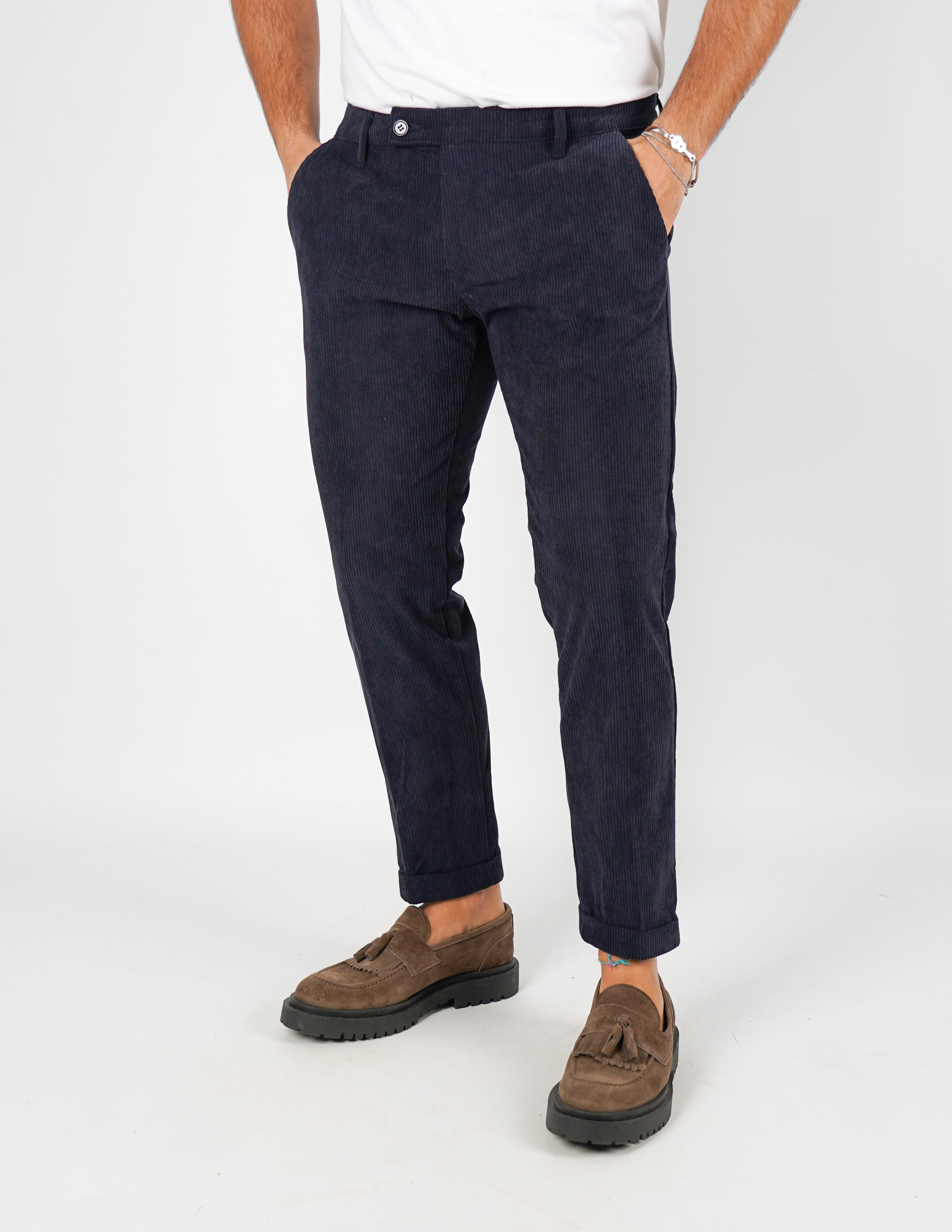 Pantalone in velluto con abbottonatura allungata