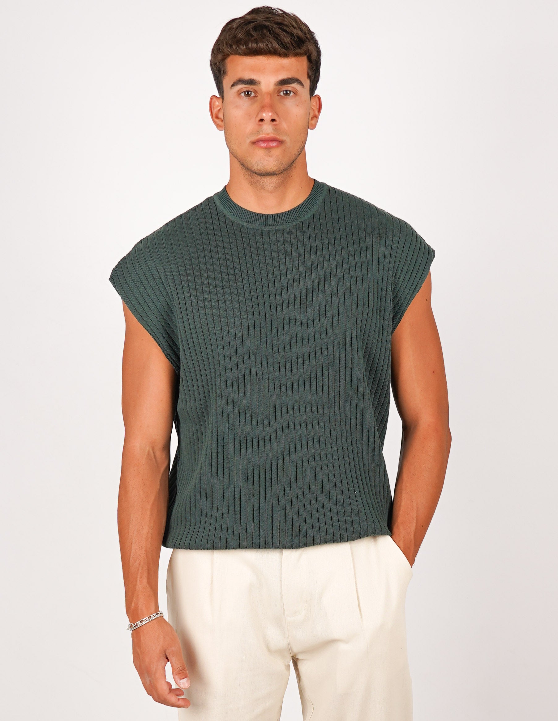 maglia in filo smanicata strutturata