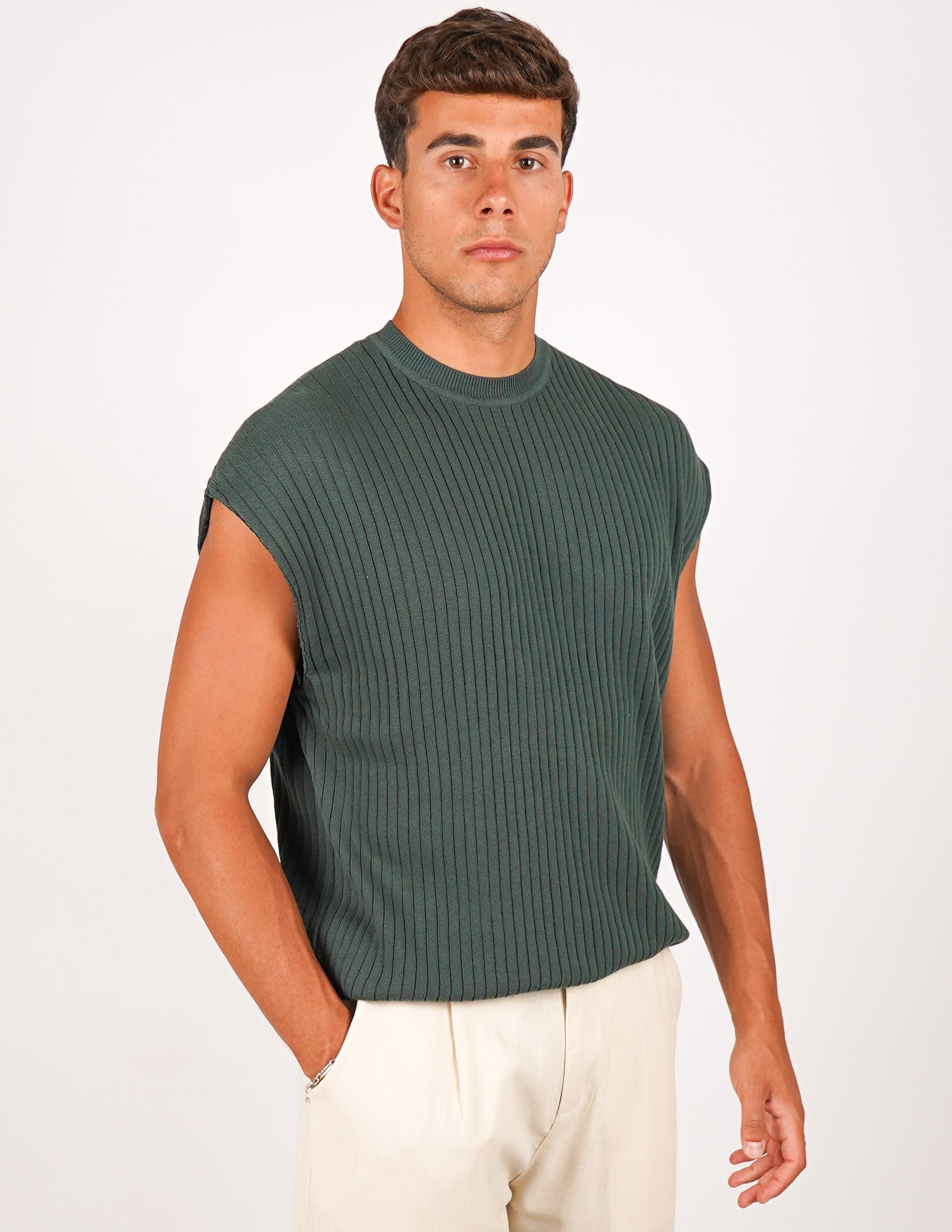 maglia in filo smanicata strutturata