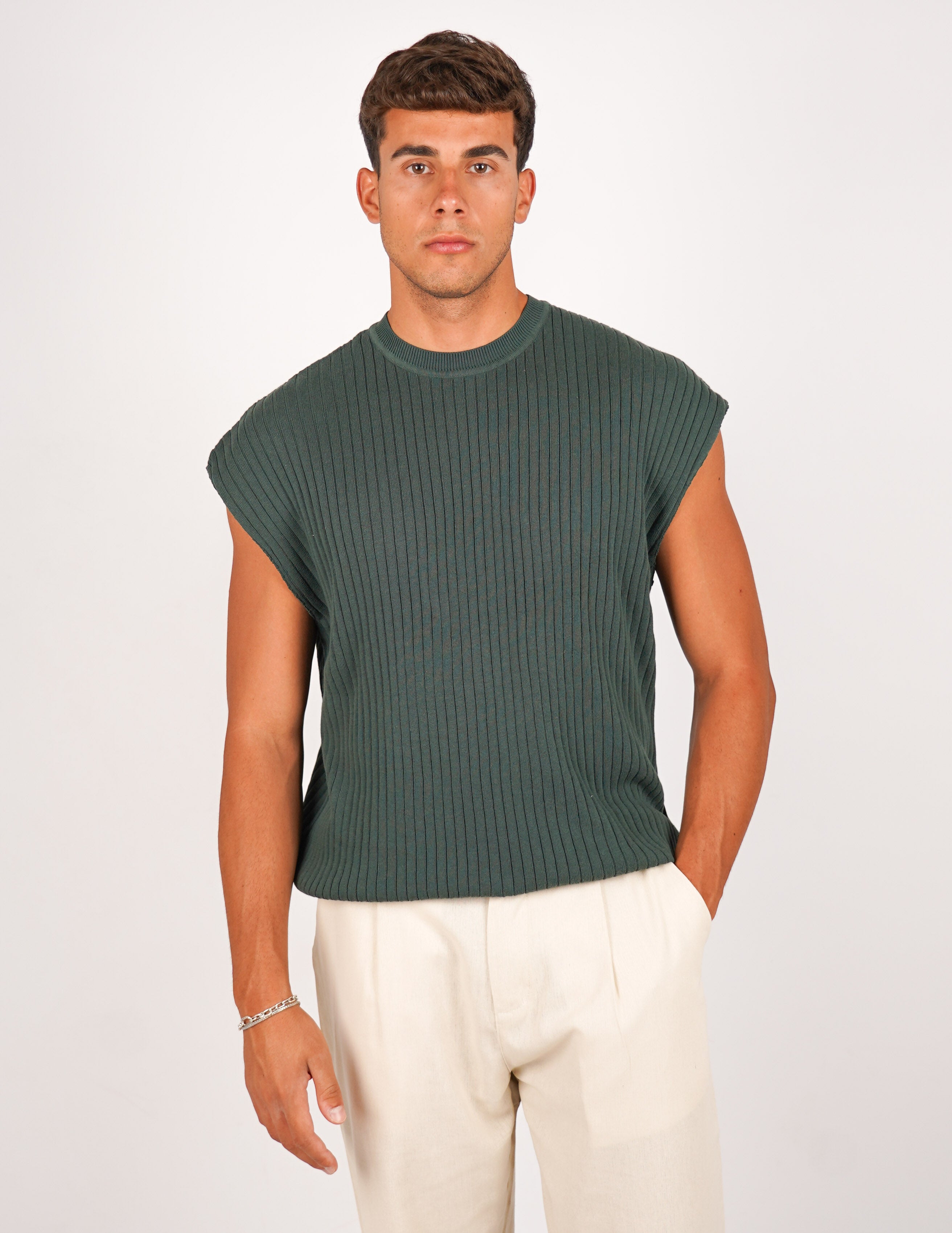 maglia in filo smanicata strutturata