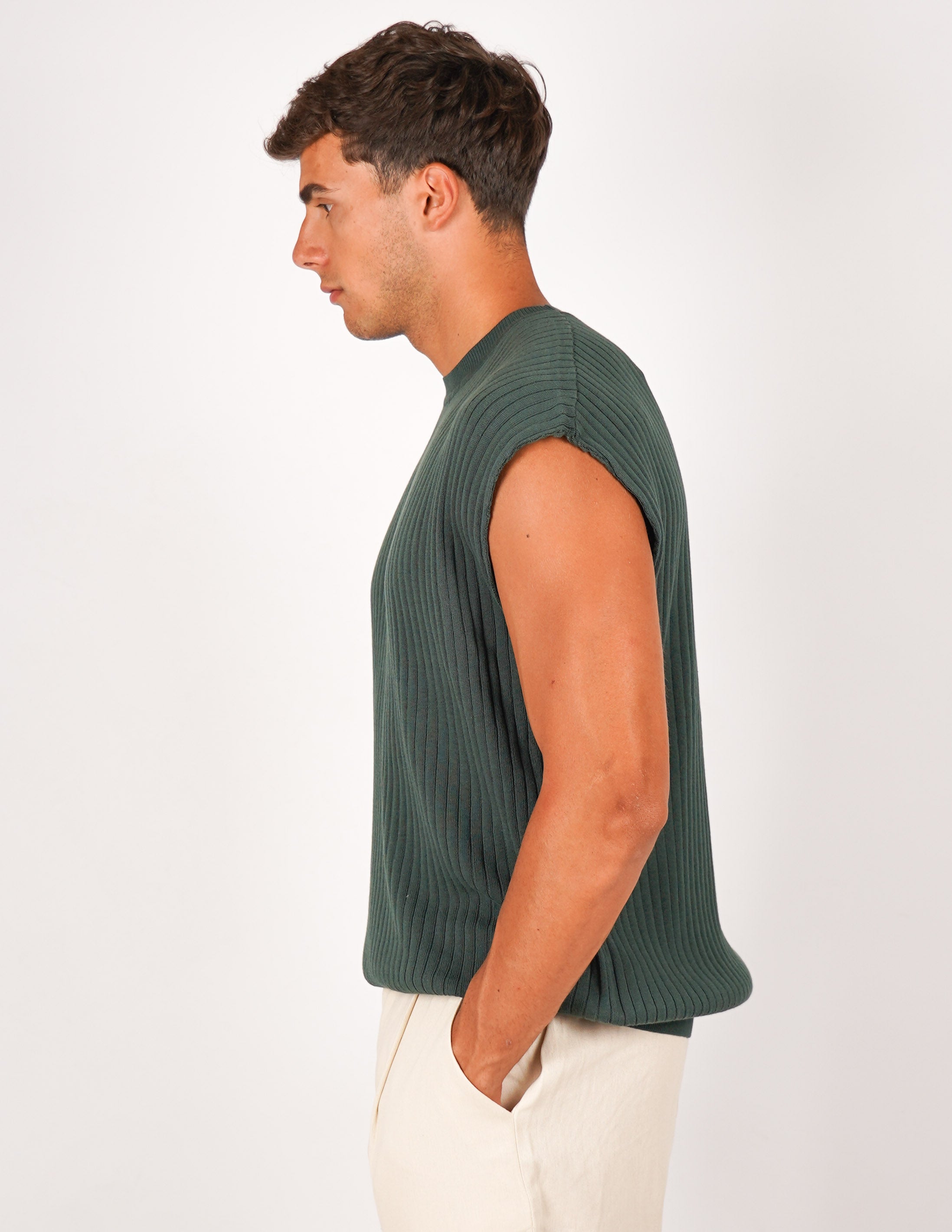 maglia in filo smanicata strutturata