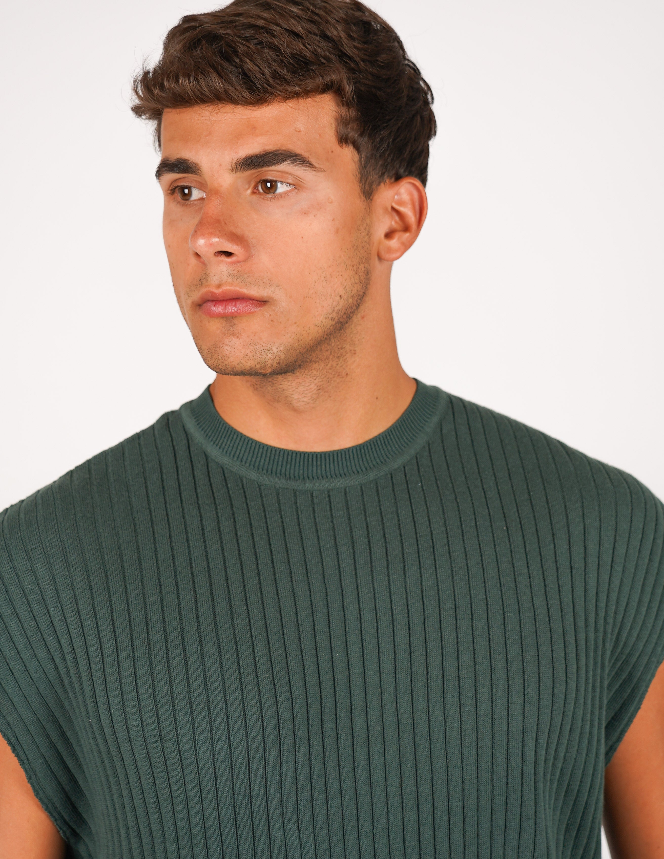 maglia in filo smanicata strutturata