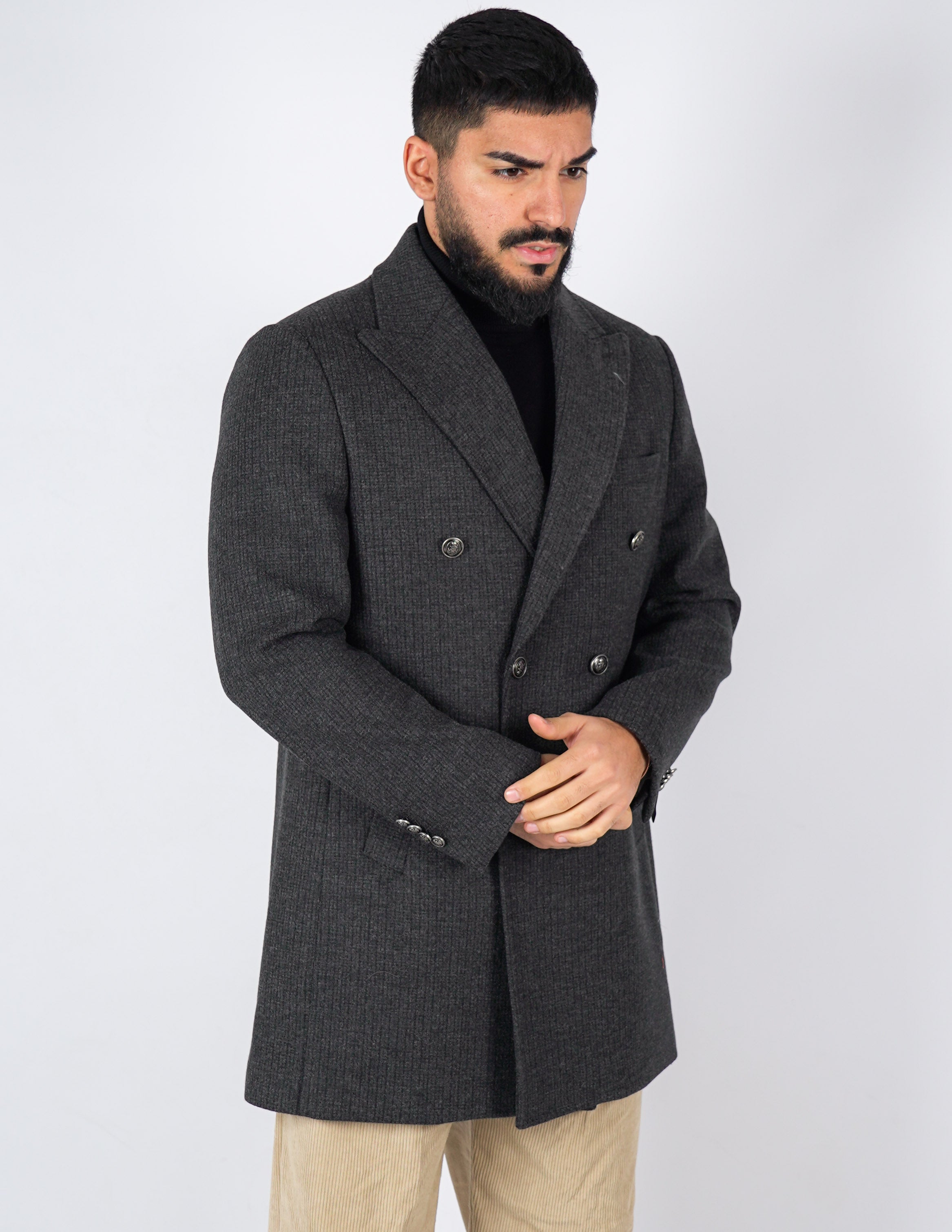 Cappotto doppiopetto gessato con bottone imperiale