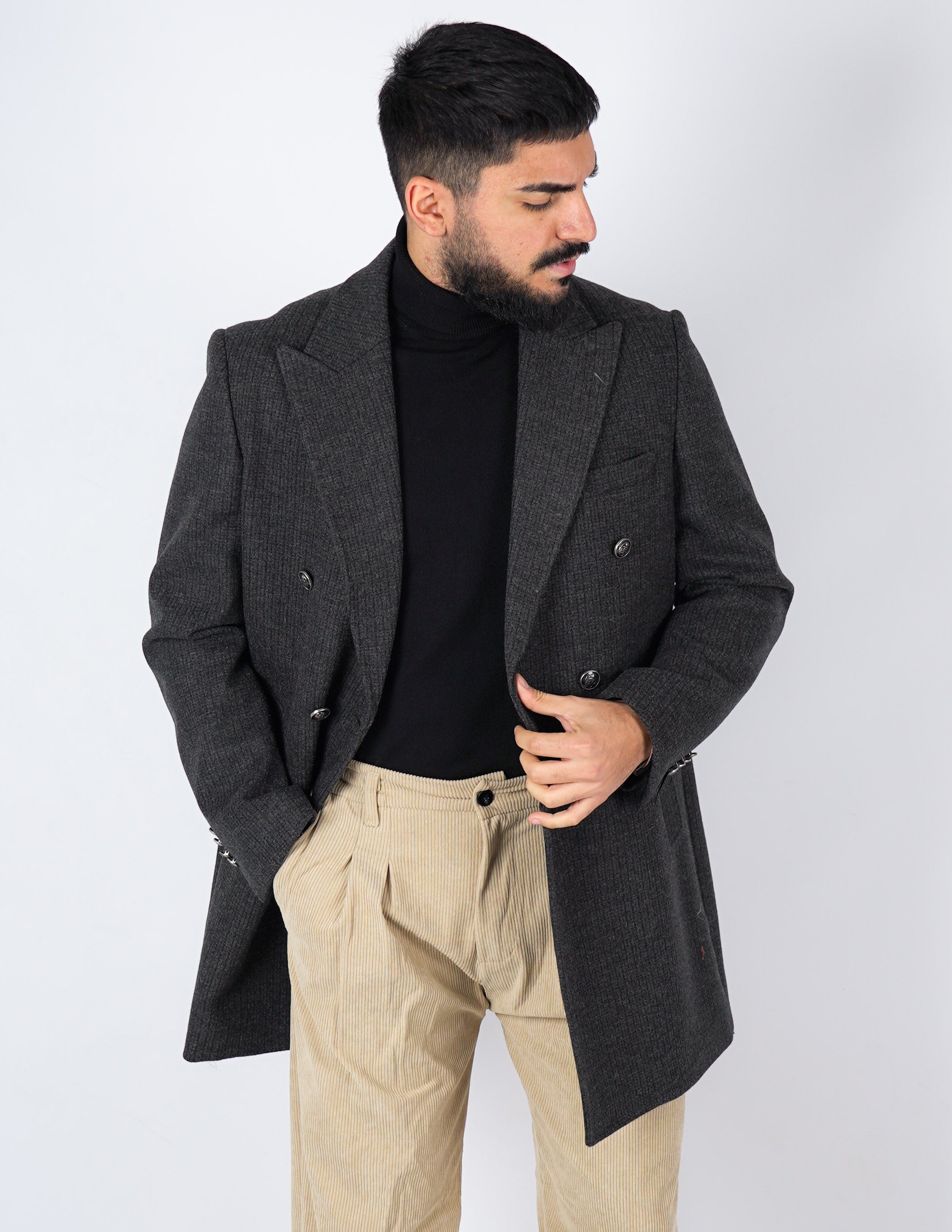 Cappotto doppiopetto gessato con bottone imperiale