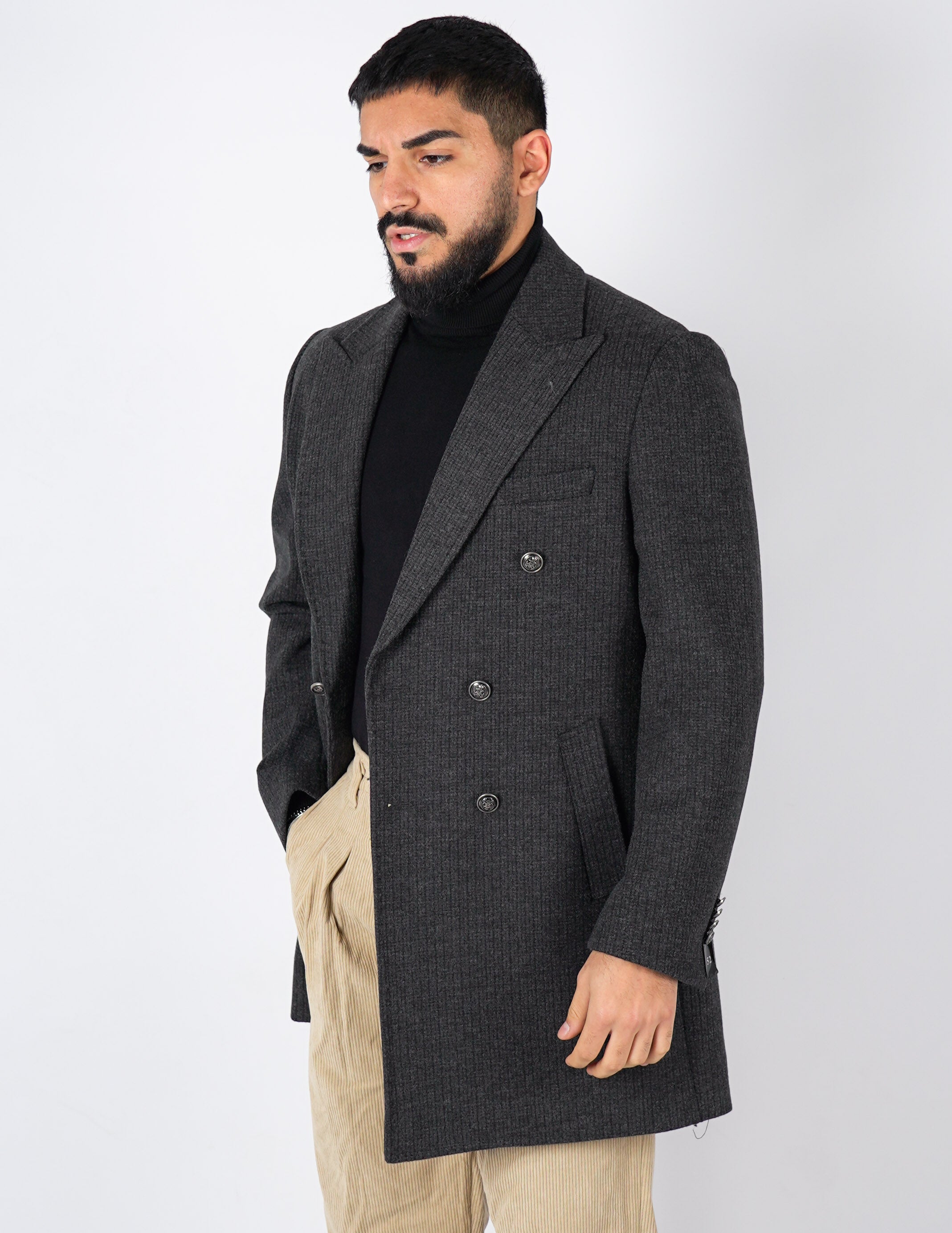 Cappotto doppiopetto gessato con bottone imperiale