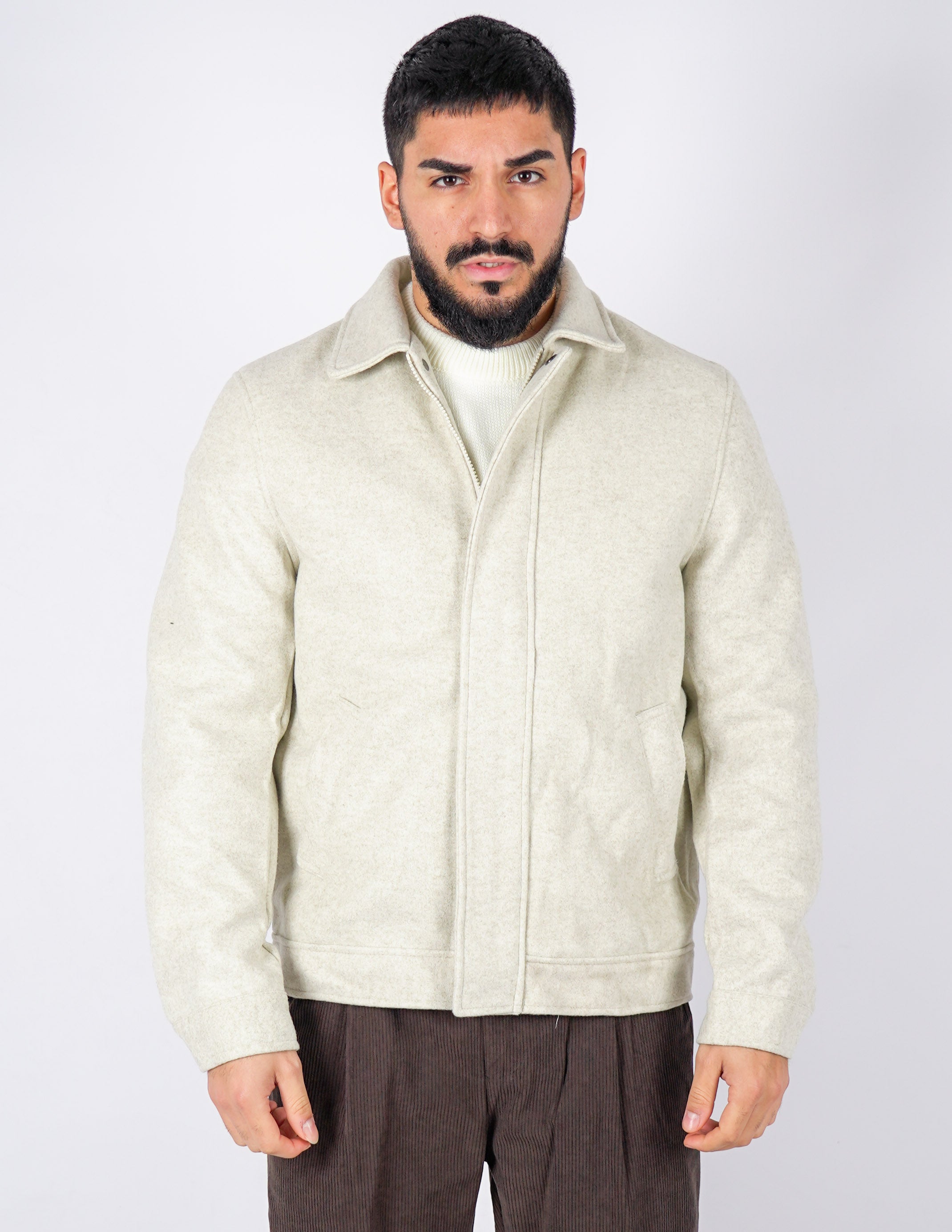 Cappotto con abbottonatura nascosta