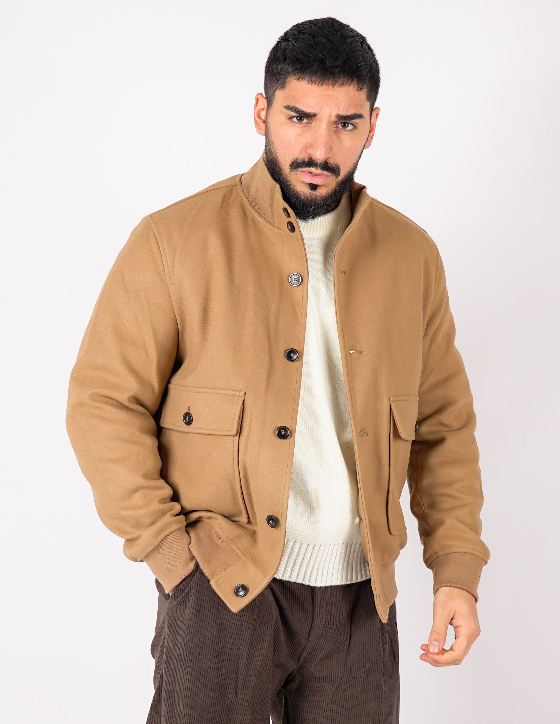 Cappotto con collo e bottone