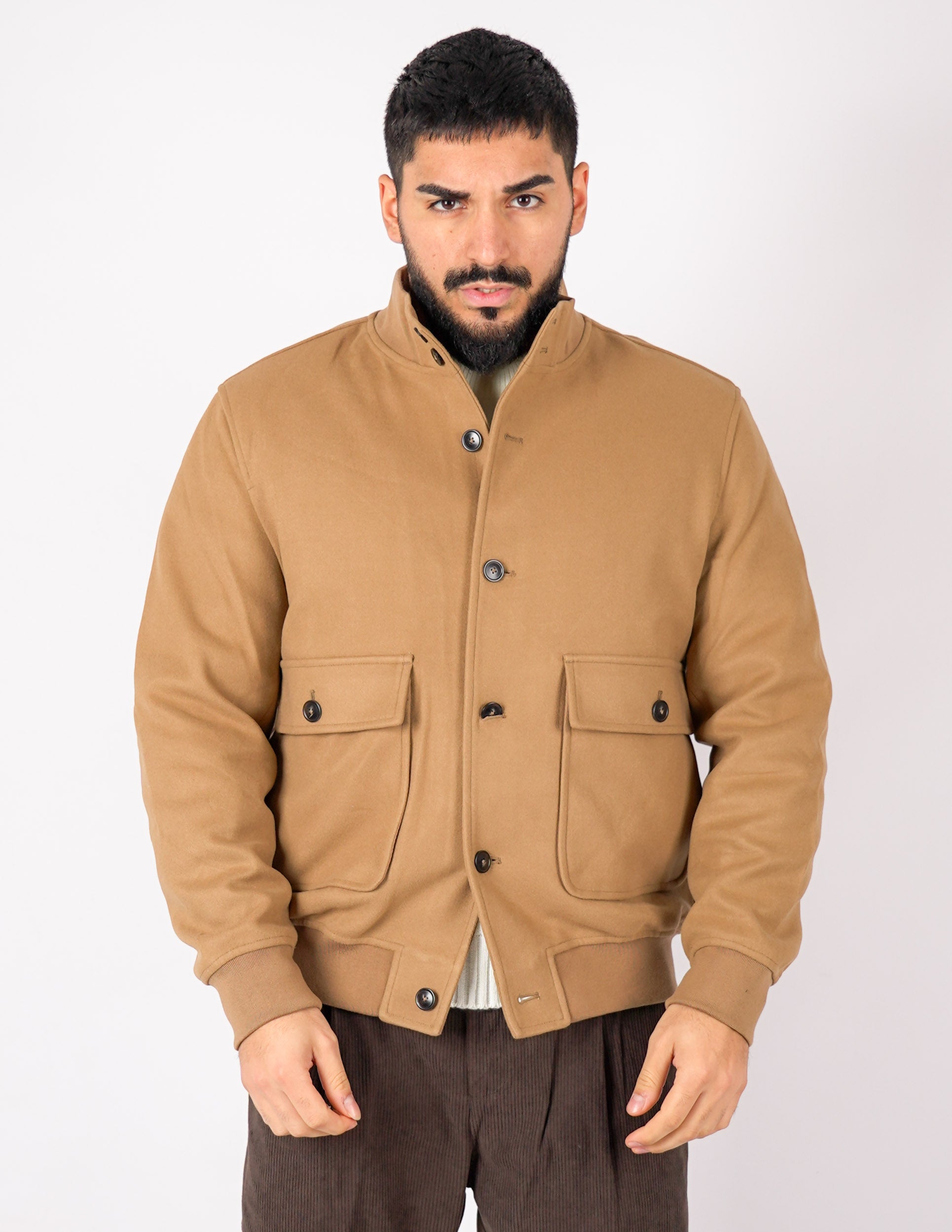 Cappotto con collo e bottone