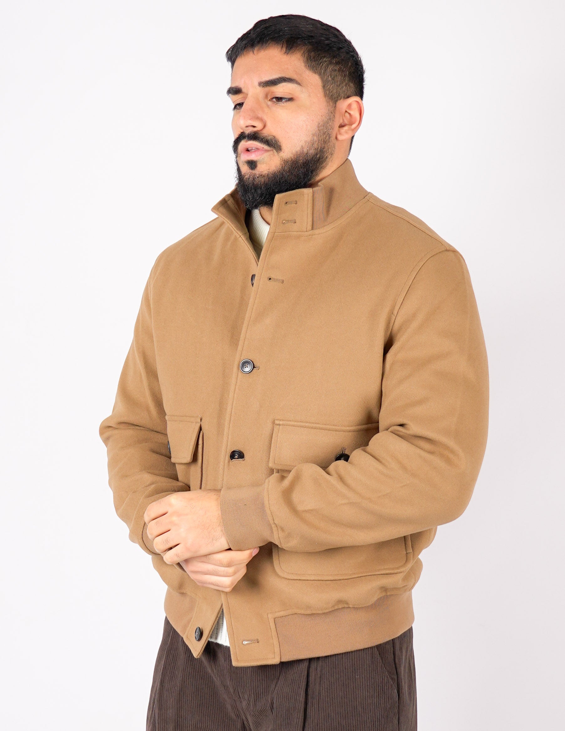 Cappotto con collo e bottone