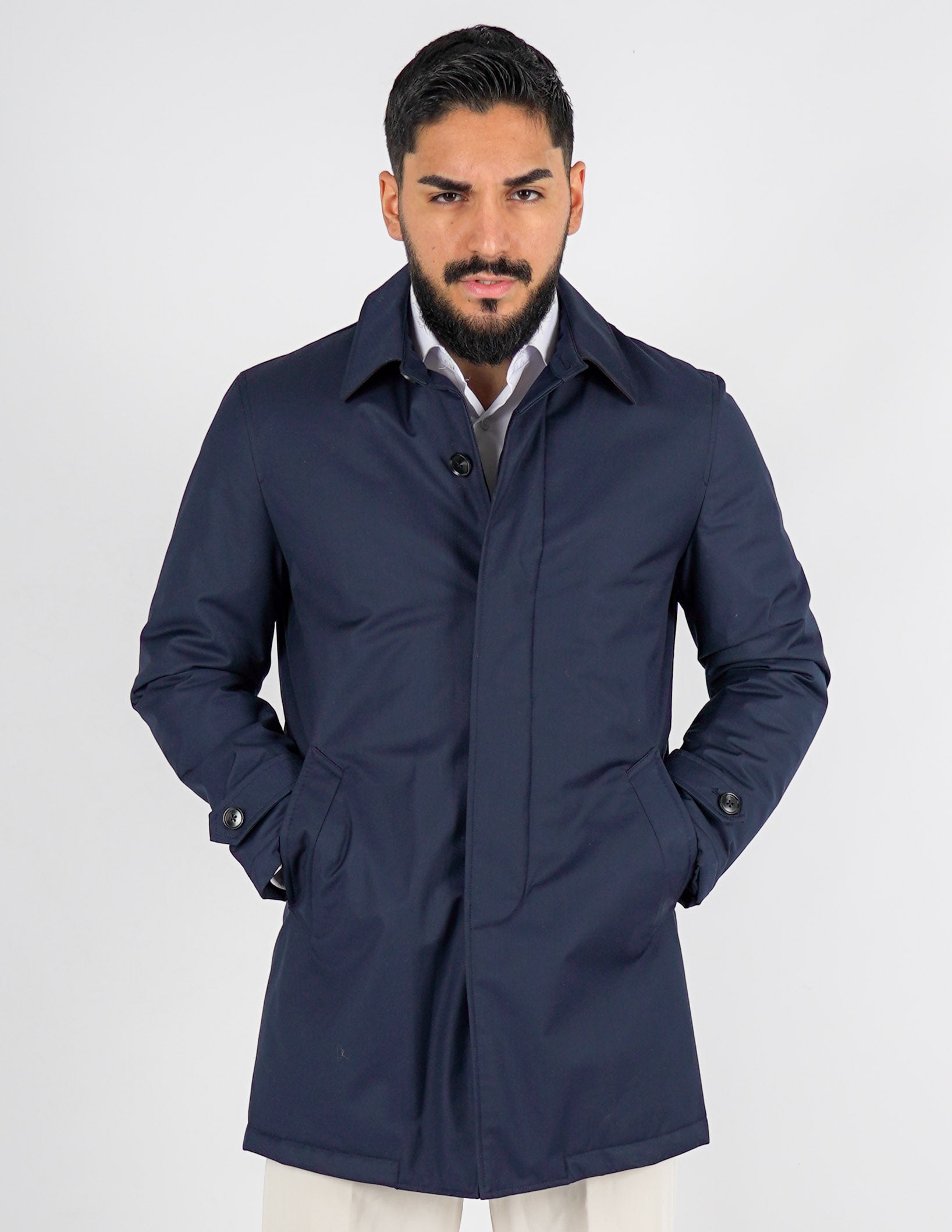 Trench con bottone nascosto