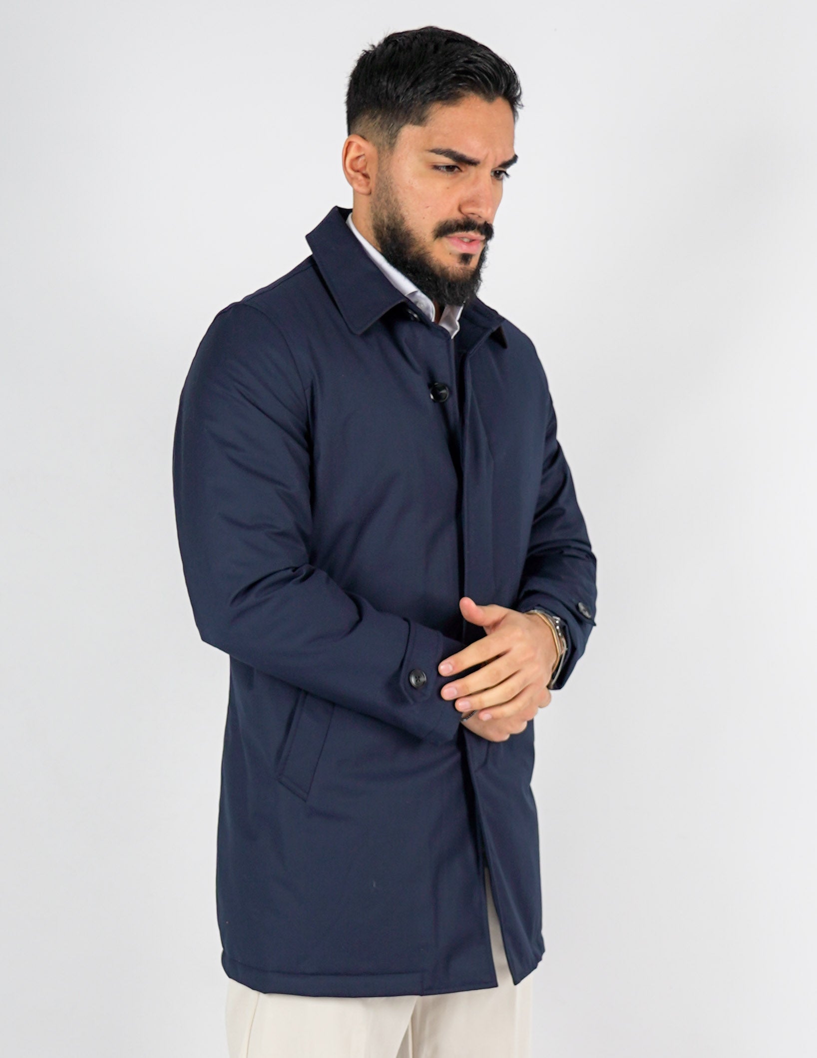 Trench con bottone nascosto