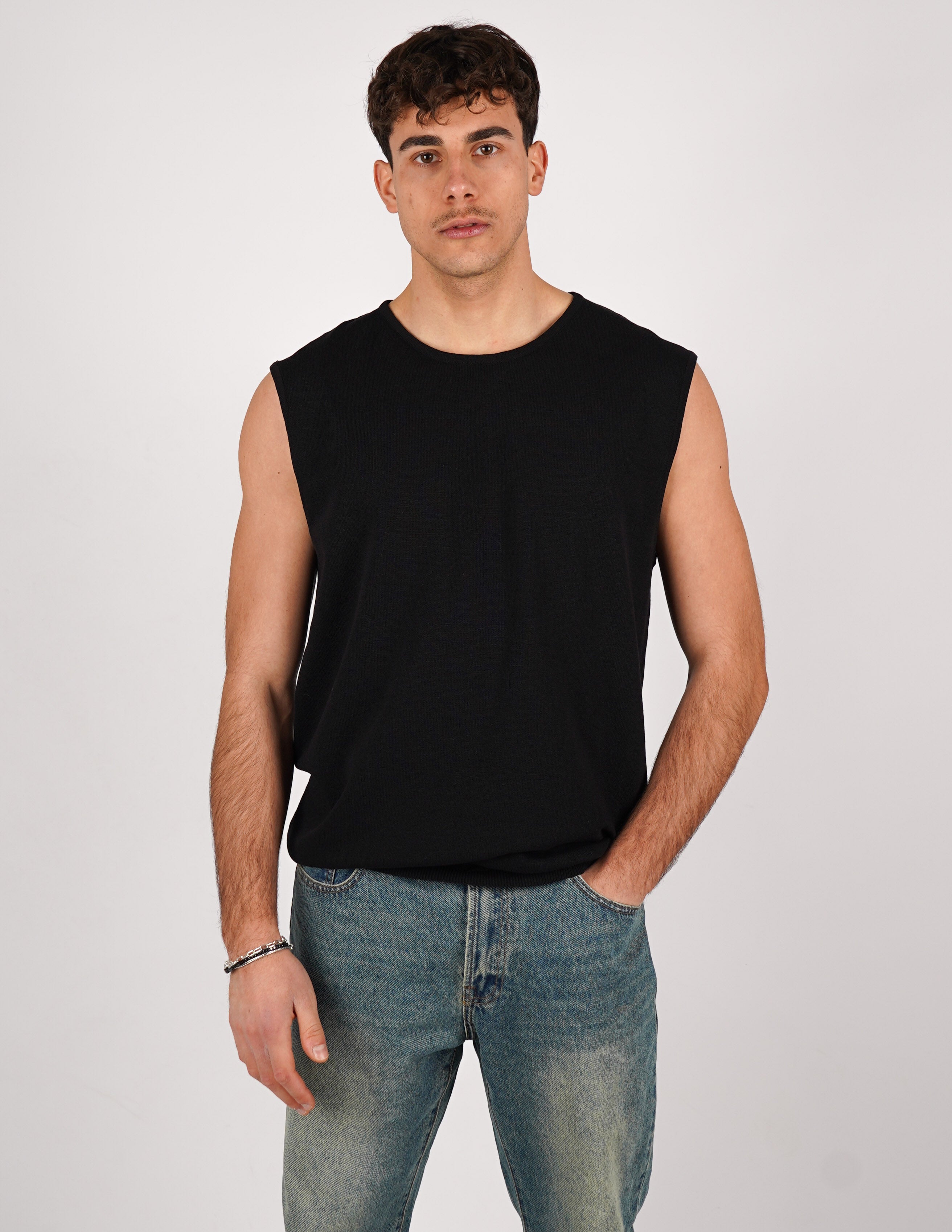 maglia smanicata in filo