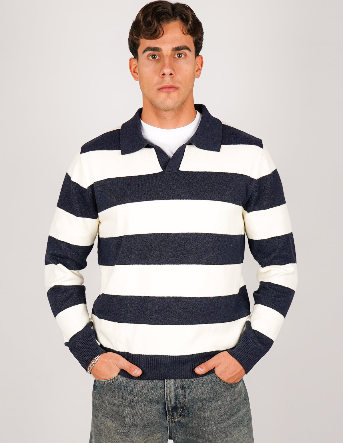 POLO RIGATA CON COLLO APERTO